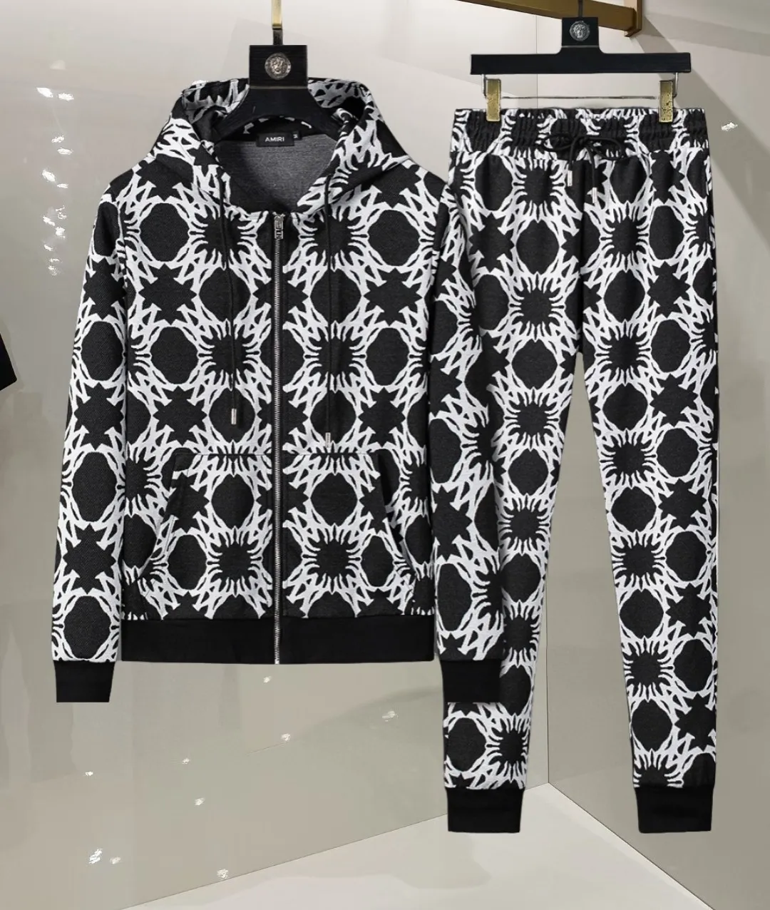 P580 🌸🌸🌸🌸Amiri 2025 autumn and winter new set. High quality, top version trading company channel order, exclusive and limited sale of overseas products, classic and eternal, absolutely worth buying! This type of suit is also a must-have. You don’t have to think about how to match it, you can just get it in one set! Customized fabric, smooth to the touch, yet stiff and stylish, giving the upper body a full texture! The overall design is simple and elegant without losing style. It has a strong sense of upper body and is definitely at the forefront of fashion. It is very comfortable to wear. There is no need to say much about the style and cut of the pants. The upper body is exquisite and vivid. It is a truly top-notch casual suit that can be used in various occasions whether it is sports or leisure time! ! !   Three complete standards Color: Picture color Size: M, L, xL, xxL, xxxL