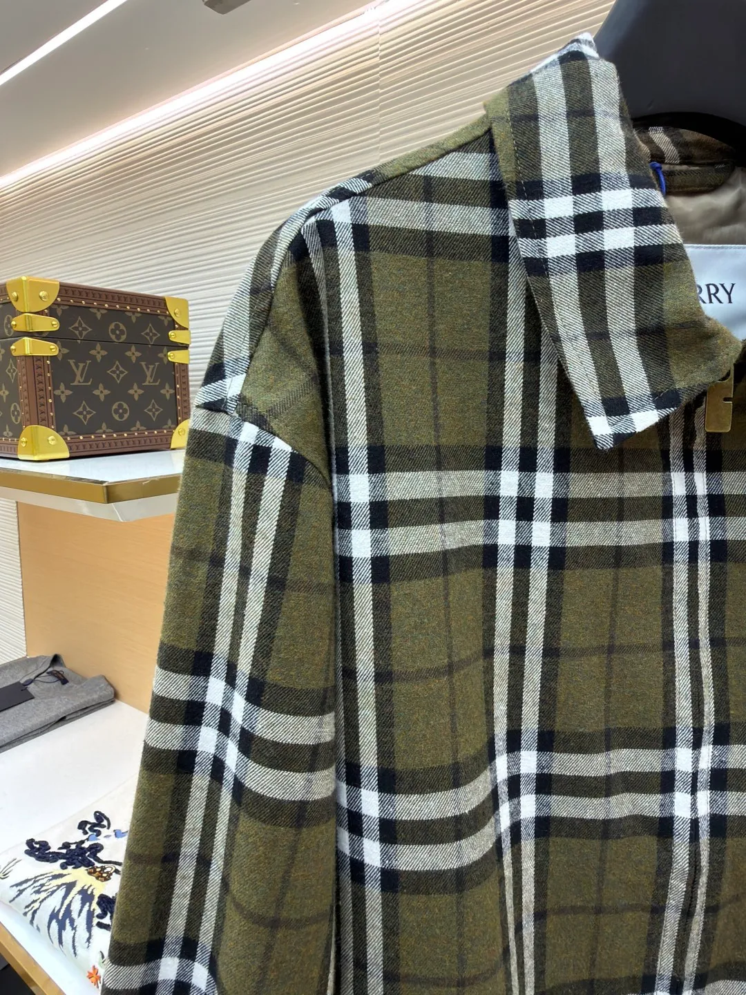 Burberry two-way zipper lapel jacket ●Original version: purchased and developed by 10872 ●Item number: 1682477-C35 ●Fabric: wool fabric ●Technology: made on positioning cutting machine ●Color: green ●Version: fitted version ●Weight: about 650 grams ●Size: S-M-L-XL ●Description: This Burberry plaid jacket is developed from the original mold. It uses high-count pure cotton brushed plaid fabric, which is pre-washed and sanded. The fabric feels soft and skin-friendly and has good breathability and stiffness. The plaid pattern is woven using yarn-dyed technology. The texture is clear and will not fade or shift. The classic brown, white and black plaid pattern fully demonstrates the brand recognition. The body adopts a loose off-shoulder design, with metal zipper closure and lapel shape. The details are supplemented by customized metal snaps and brand woven labels. The overall wiring follows luxury craftsmanship standards, the stitching is fine and straight, and the inner hemming is neat and burr-free. Customized accessories and complete three-label blessings, every detail demonstrates craftsmanship. The same style for men and women can easily control various wearing scenarios such as casual commuting and street fashion. The overall wiring is straight and delicate, the fabric is comfortable and soft, and the color is consistent without color difference. It can be matched with the same style to create a fashionable look and control various occasions. Customized accessories, complete with three standards, same style for men and women!
