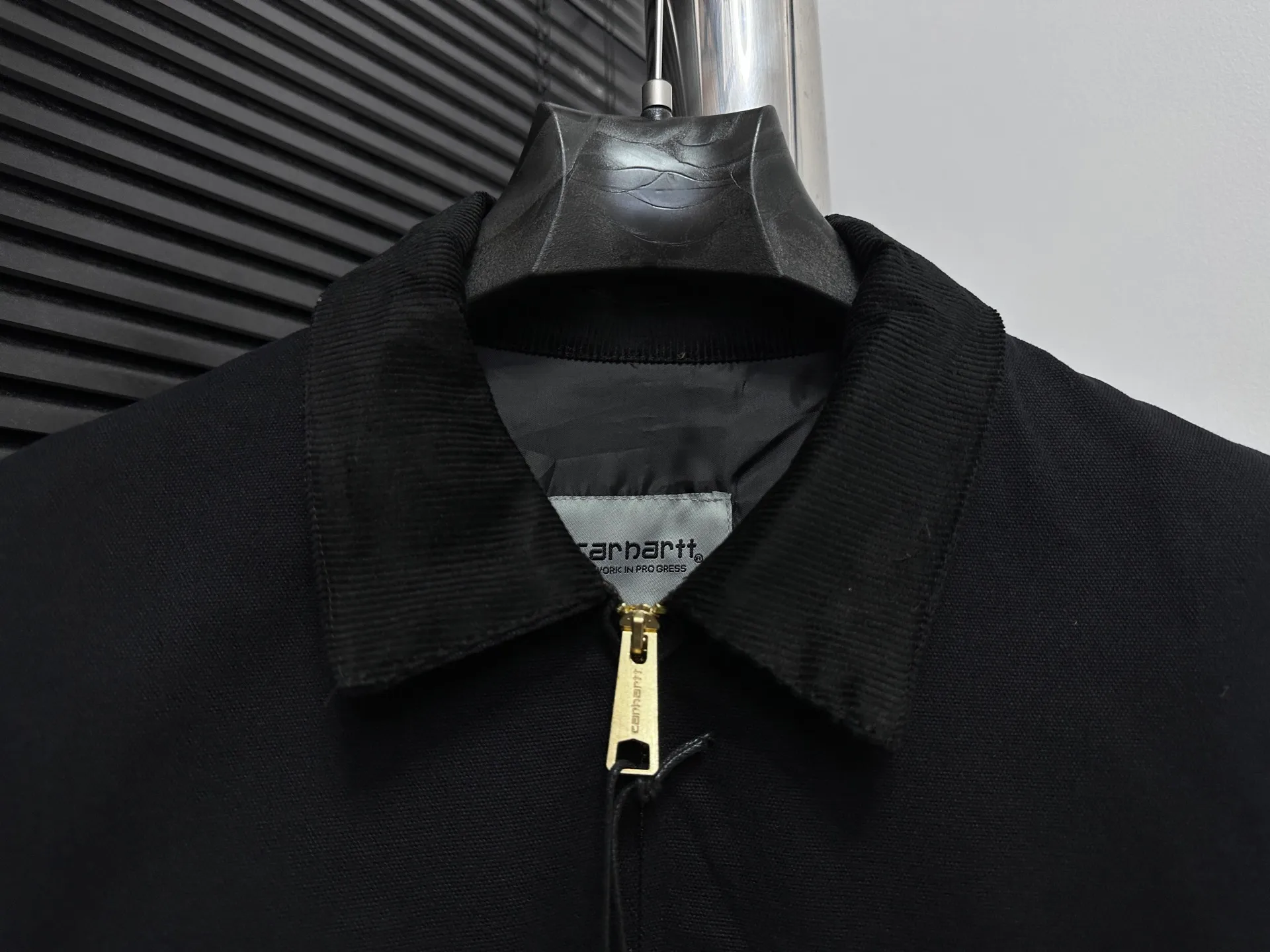 🅿️352 [Carhartt Wip] Carhartt Detroit zipper casual workwear for couples. The fabric is made of new environmentally friendly twill fabric. The light wash feels and the color will look better with time. It is a very high-quality fabric!  The workmanship details are perfectly controlled, the classic logo is embroidered on the chest, the corduroy lapel highlights the unique style, the custom gold zipper, and the gold buttons all have the logo and become more unique as they wear out with use! Suitable for daily wear, suitable for all styles, same style for men and women. Sizes: S-XL