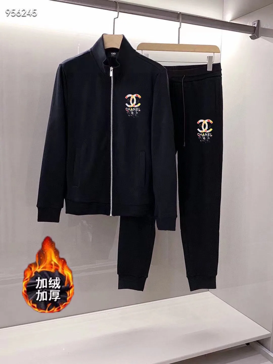 🅿️460 brand [CHANEL Chanel] (velvet and thickened) 2025 autumn and winter new products, stars’ favorite fashion-flavored casual suits, clean and neat tailoring, full of urban style. Made of high-quality custom-made fabrics, the inner warmth is excellent, the hand feels soft and dry, and the upper body effect is crisp and stylish. The three-dimensional cutting process and the pattern are all of high standards, and the silhouette version has the right benefits! It is not tight at all, and you feel good when you put it on. So many top-quality raw materials create high-end products with unparalleled value. It is the first choice for high-end fashion people. (Size: M-4XL can wear up to 200 pounds)
