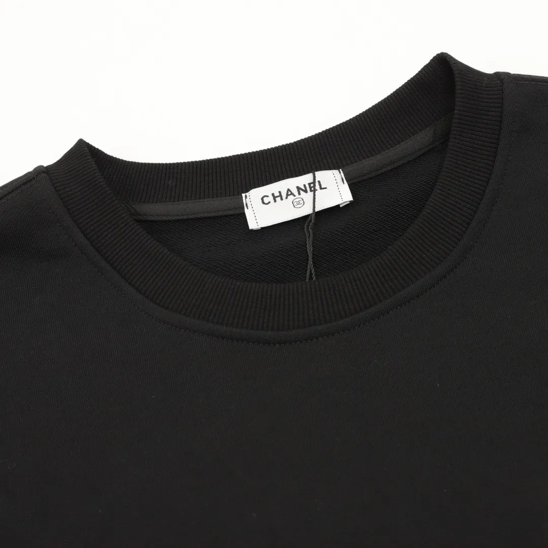 🅿️500 CHANEL 25FW embroidered small label round neck sweatshirt, 480g high-grade combed cotton fabric, counter collar label, purchasing grade white thick plate hang tag, original hanging grain, three-dimensional foam printing on the front and back, strong layering, same style for men and women, couple style, oversize version, loose size: S-XL