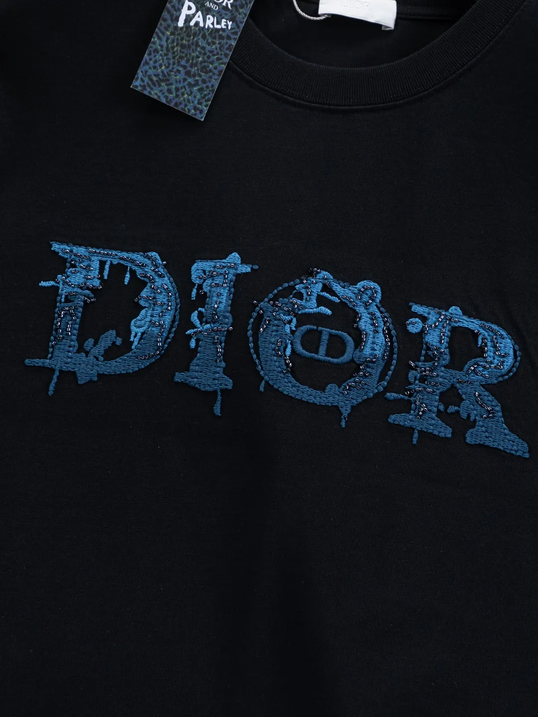 🅿️210 DIOR Dior Dior CD micro wide version S-XL Dior 26ss official website is always unbeatable classic style permanent boutique counter eternal co-branded floral letter patch on the chest 🪡 embroidery + velvet simple letters large logo on the back 🪡 embroidered logo heavy craftsmanship same style short-sleeved T-shirt, cotton blended terry jersey fabric, original development This is from the 2025 beachwear limited series. The full-logo jacquard towel highlights the classic Obliave flower. It is matched with an S-shaped round neck and topstitching. It is unique. The whole body is decorated with obliqve jacquard. The ribbed round neck is matched with V-shaped topstitching. Customized accessories. The whole body is customized and developed according to the Y-panel... Complete with three standards, it can control various styles and pay tribute to Dior's historic year! Coupled with the blessing of full-flower cotton material, both the upper body comfort and the existence are unparalleled. It can be said to be a must-have companion in summer. The excellent breathability and comfortable wearing feeling are unparalleled~ Recommended! ! Same style for men and women! Color: Black White Blue Purple Size: S-XL Size chart: S: Shoulder width 50-Bust 56-Length 70 M: Shoulder width 52-Bust 57-Length 72 L: Shoulder width 54-Bust 59-Length 74 XL: Shoulder width 56-Bust 62-Length 76