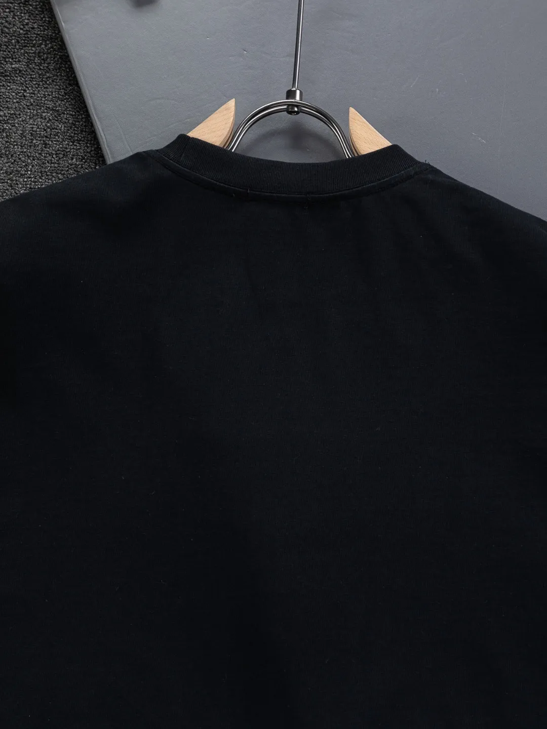 🅿️210 DIOR Dior Dior CD micro wide version S-XL Dior 26ss official website is always unbeatable classic style permanent boutique counter eternal co-branded floral letter patch on the chest 🪡 embroidery + velvet simple letters large logo on the back 🪡 embroidered logo heavy craftsmanship same style short-sleeved T-shirt, cotton blended terry jersey fabric, original development This is from the 2025 beachwear limited series. The full-logo jacquard towel highlights the classic Obliave flower. It is matched with an S-shaped round neck and topstitching. It is unique. The whole body is decorated with obliqve jacquard. The ribbed round neck is matched with V-shaped topstitching. Customized accessories. The whole body is customized and developed according to the Y-panel... Complete with three standards, it can control various styles and pay tribute to Dior's historic year! Coupled with the blessing of full-flower cotton material, both the upper body comfort and the existence are unparalleled. It can be said to be a must-have companion in summer. The excellent breathability and comfortable wearing feeling are unparalleled~ Recommended! ! Same style for men and women! Color: Black White Blue Purple Size: S-XL Size chart: S: Shoulder width 50-Bust 56-Length 70 M: Shoulder width 52-Bust 57-Length 72 L: Shoulder width 54-Bust 59-Length 74 XL: Shoulder width 56-Bust 62-Length 76