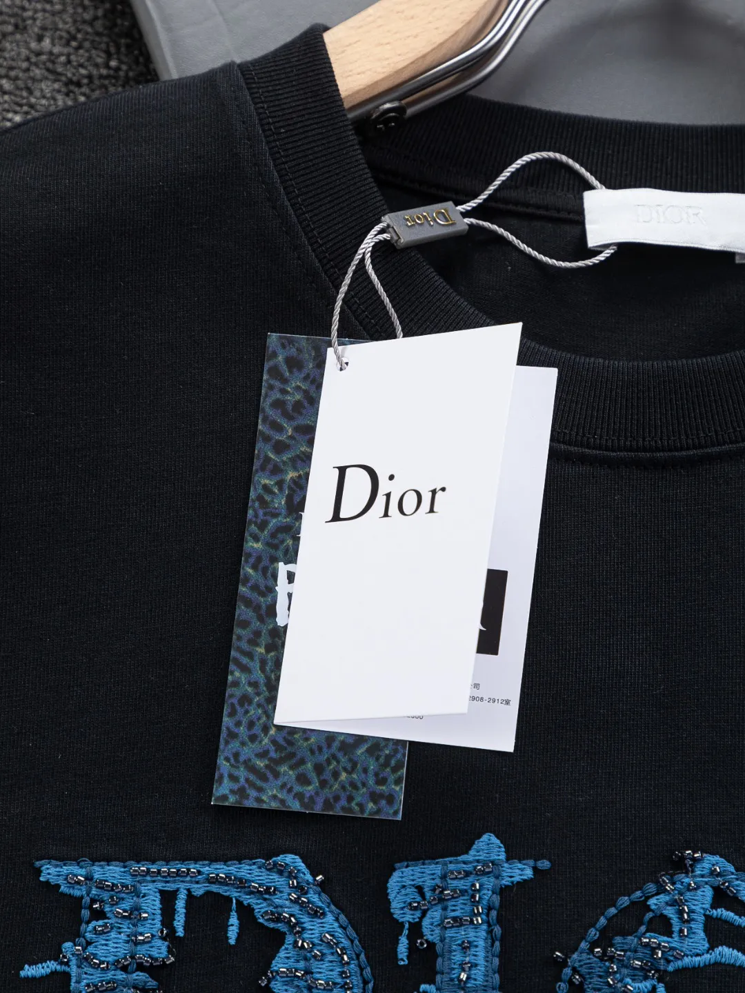 🅿️210 DIOR Dior Dior CD micro wide version S-XL Dior 26ss official website is always unbeatable classic style permanent boutique counter eternal co-branded floral letter patch on the chest 🪡 embroidery + velvet simple letters large logo on the back 🪡 embroidered logo heavy craftsmanship same style short-sleeved T-shirt, cotton blended terry jersey fabric, original development This is from the 2025 beachwear limited series. The full-logo jacquard towel highlights the classic Obliave flower. It is matched with an S-shaped round neck and topstitching. It is unique. The whole body is decorated with obliqve jacquard. The ribbed round neck is matched with V-shaped topstitching. Customized accessories. The whole body is customized and developed according to the Y-panel... Complete with three standards, it can control various styles and pay tribute to Dior's historic year! Coupled with the blessing of full-flower cotton material, both the upper body comfort and the existence are unparalleled. It can be said to be a must-have companion in summer. The excellent breathability and comfortable wearing feeling are unparalleled~ Recommended! ! Same style for men and women! Color: Black White Blue Purple Size: S-XL Size chart: S: Shoulder width 50-Bust 56-Length 70 M: Shoulder width 52-Bust 57-Length 72 L: Shoulder width 54-Bust 59-Length 74 XL: Shoulder width 56-Bust 62-Length 76