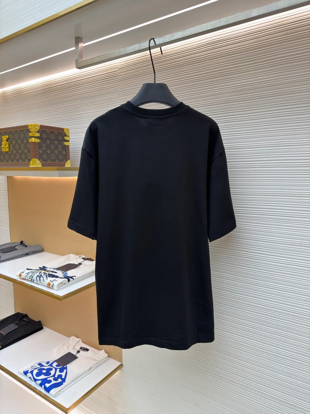Gucci Double G embroidered round neck short sleeves ●Original version: Purchased and developed for 5300 ●Item number: 1682500-X90 ●Fabric: fine velvet knitted cotton fabric ●Technology: embroidery production ●Color: black ●Version: fitted version ●Weight: about 295 grams ●Size: S-M-L-XL ●Description: Made of 15S special woven compact cotton fine velvet knitted fabric with a weight of 230g/㎡; paired with 32S high count and high weight 1x1 rib, with a weight of 340g/㎡. Ribbing is used on the collar to ensure excellent elastic recovery and deformation resistance of the collar. The fabric uses compact spinning technology to effectively reduce yarn hairiness, making the fabric structure tighter, the surface smoother, and the pilling resistance better. The weight of 230g is medium to heavy, which gives the T-shirt good stiffness and drape, and is not easy to collapse, ensuring the texture of high-end ready-to-wear. The fine velvet knitted fabric has been lightly brushed or raised, giving it a softer, waxier skin-friendly feel than ordinary plain cotton. Three-dimensional stitch embroidery is an embroidery process that uses high-density linear stitches to be closely arranged to form raised lines. The core is to use thicker embroidery thread, and the stitches are continuous and even without gaps. It naturally produces a raised height of 1-2 mm, making the edges of the pattern clear and sharp, and the touch feeling full and solid. The overall wiring is straight and delicate, the fabric is comfortable and soft, and the color is consistent without color difference. It can be matched with the same style to create a fashionable look and control various occasions. Customized accessories, complete with three standards, same style for men and women!