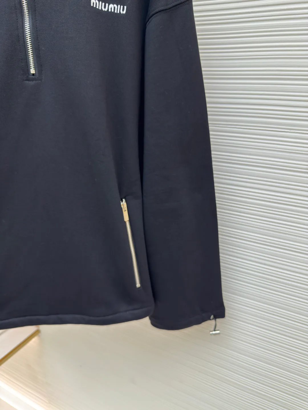 MIUMIU half-zip embroidered sweatshirt ●Authentic product: Purchased and developed for 16200 ●Item number: 1680647-A95 ●Fabric: sheepfold fabric ●Technology: embroidery production ●Version: fitted version ●Weight: about 905g ●Size: 36-38-40-42 ●Description: Made of 380g terry, custom-woven Xinjiang cotton yarn. The thread is made of matching 1*1 double yarn and dyed in the same vat. The embroidery uses 3D three-dimensional embroidery technology and is embellished with miuiu, showing a simple and high-end style. Full-width opening pocket with zipper, double zipper design at the pocket, and No. 5 electroplated bright silver-white slider. The hem has a hanging buckle and a MiuMiu engraved logo on the face. Combining style and performance, this sweatshirt features a relaxed fit that plays with proportions and a modern aesthetic. Oversize fit. Long sleeves with rib knit cuffs. Stand collar. Front zip closure. Stretch hem. Embroidered logo. The overall wiring is straight and delicate, the fabric is comfortable and soft, and the color is consistent without color difference. It can be matched with the same style to create a fashionable look and control various occasions. Customized accessories, complete with three standards, same style for men and women!