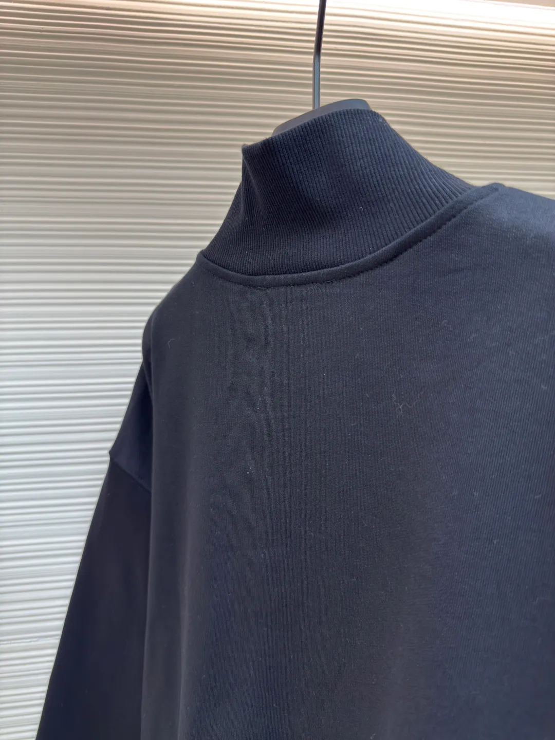 MIUMIU half-zip embroidered sweatshirt ●Authentic product: Purchased and developed for 16200 ●Item number: 1680647-A95 ●Fabric: sheepfold fabric ●Technology: embroidery production ●Version: fitted version ●Weight: about 905g ●Size: 36-38-40-42 ●Description: Made of 380g terry, custom-woven Xinjiang cotton yarn. The thread is made of matching 1*1 double yarn and dyed in the same vat. The embroidery uses 3D three-dimensional embroidery technology and is embellished with miuiu, showing a simple and high-end style. Full-width opening pocket with zipper, double zipper design at the pocket, and No. 5 electroplated bright silver-white slider. The hem has a hanging buckle and a MiuMiu engraved logo on the face. Combining style and performance, this sweatshirt features a relaxed fit that plays with proportions and a modern aesthetic. Oversize fit. Long sleeves with rib knit cuffs. Stand collar. Front zip closure. Stretch hem. Embroidered logo. The overall wiring is straight and delicate, the fabric is comfortable and soft, and the color is consistent without color difference. It can be matched with the same style to create a fashionable look and control various occasions. Customized accessories, complete with three standards, same style for men and women!