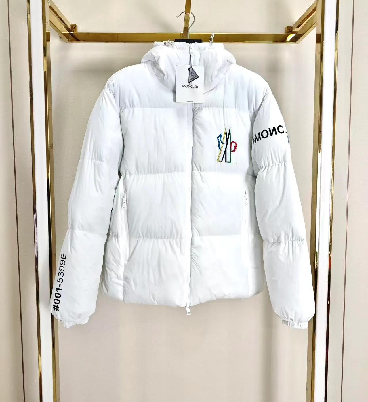 P380 Moncler Solayan/Moncler Tri-Trim Logo Down Cotton Jacket Solayan down cotton is decorated with seasonal iconic decorative details, blending sportsmanship and timeless style! High-quality down cotton filling standard, bulkiness, cold resistance, absolutely perfect! The cotton jacket is made of micro chic fabric and is wash-free. The tough square shape design highlights Moncler's sports spirit.    Color: Black White Size: M-2XL