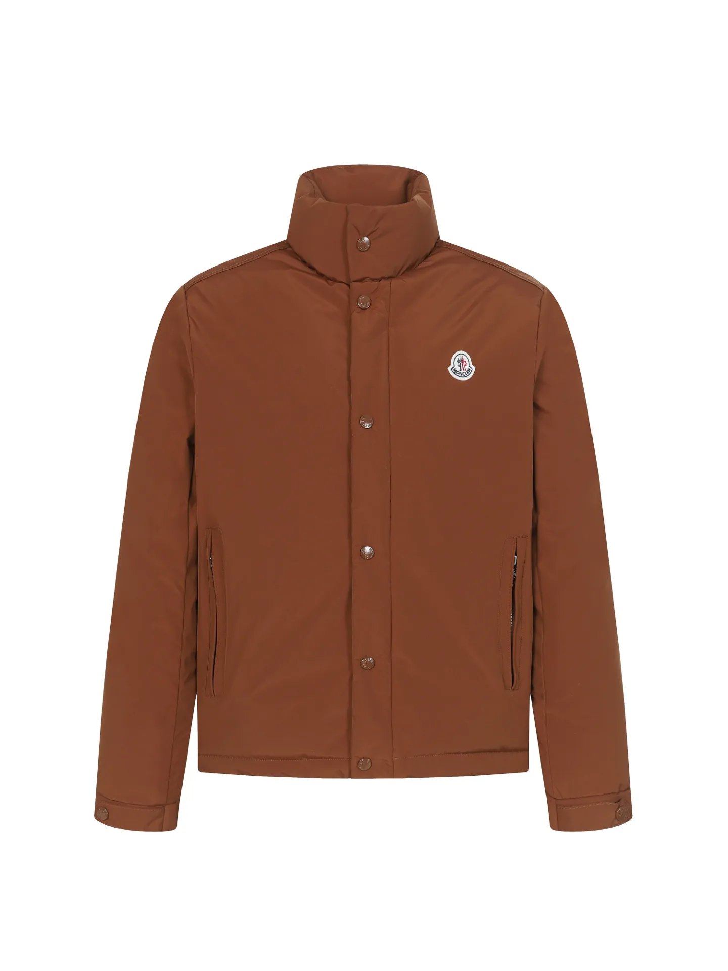 P770 Moncler Epine muzzled short stand collar jacket down jacket. Original replacement fabric. The contrasting color design is really stunning. The Epine men's short down jacket is a daily essential item with a streamlined appearance and protective materials.  Focus Epine short down jacket is durable and lightweight. This short down jacket features hidden quilting for warmth while creating a fluid silhouette. Stylish yet practical, this thermal jacket can be worn from the city to the great outdoors. Details •Made with micro soft •Longue saison lining •Down filling •Zip closure •Zipper pocket •Adjustable cuffs •Drawstring adjustable hem Size: 1-5