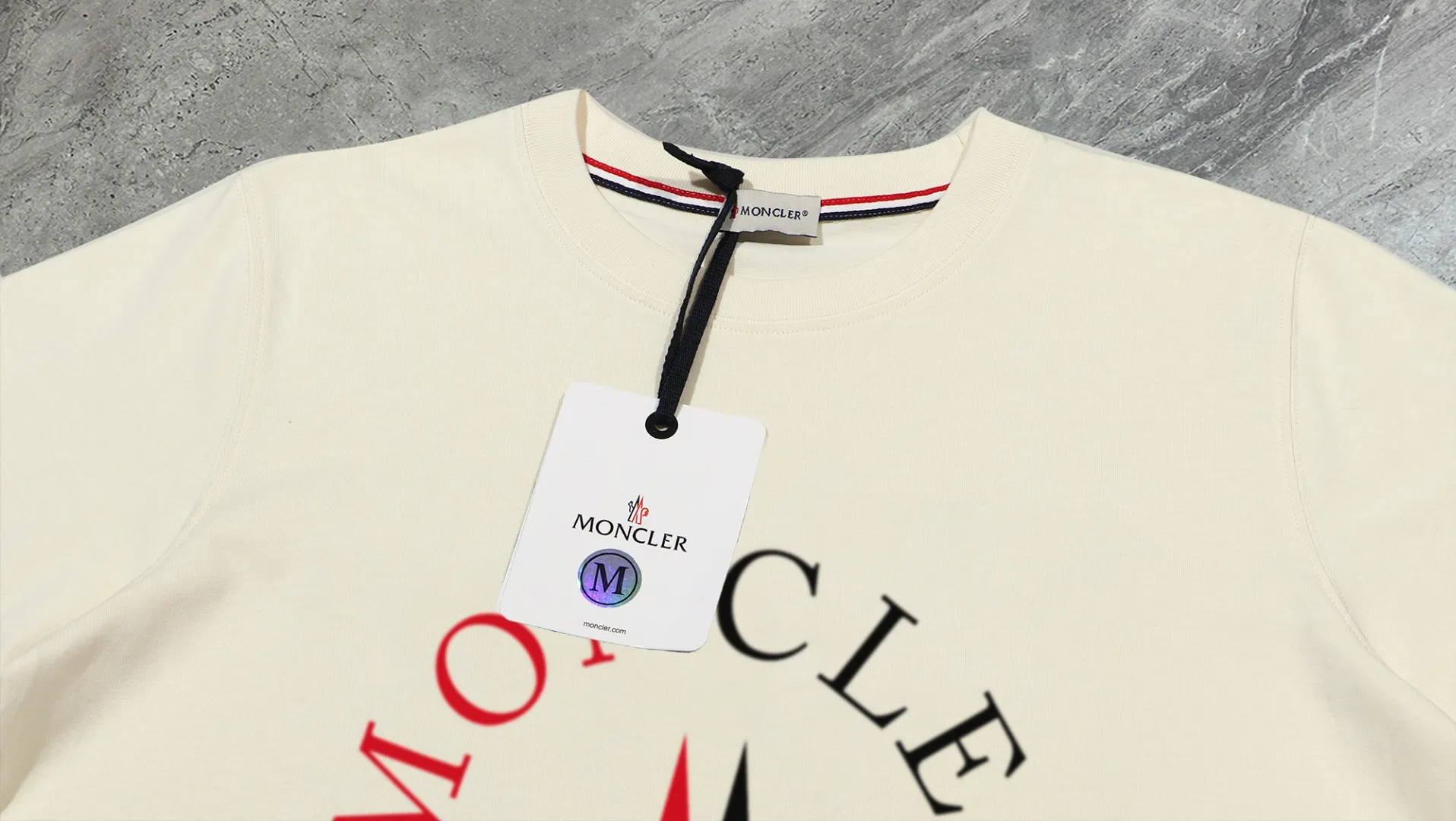 P210 High-version sweatshirt) [Long-term stock] 〖𝐌𝐎𝐍𝐂𝐋𝐄𝐑~Mask〗 Made of 440g heavy-weight fabric. It is different from the market currency. It can be matched with any variety and is properly handsome. 😎The whole dress is made of double waistcoats. The double waistcoats make the whole dress more three-dimensional. Not ordinary factories can do such fine work. 2025 Spring runway version of the T stage, on sale at the counter, round neck terry sweatshirt, high-end double-strand pure cotton, custom-made stretch ribs, dyed in the same vat, complete with three standards, matched with exquisite embroidered LOGO on the chest, simple and advanced, same style for men and women. Color: black, apricot, white, size: S M L XL 2XL