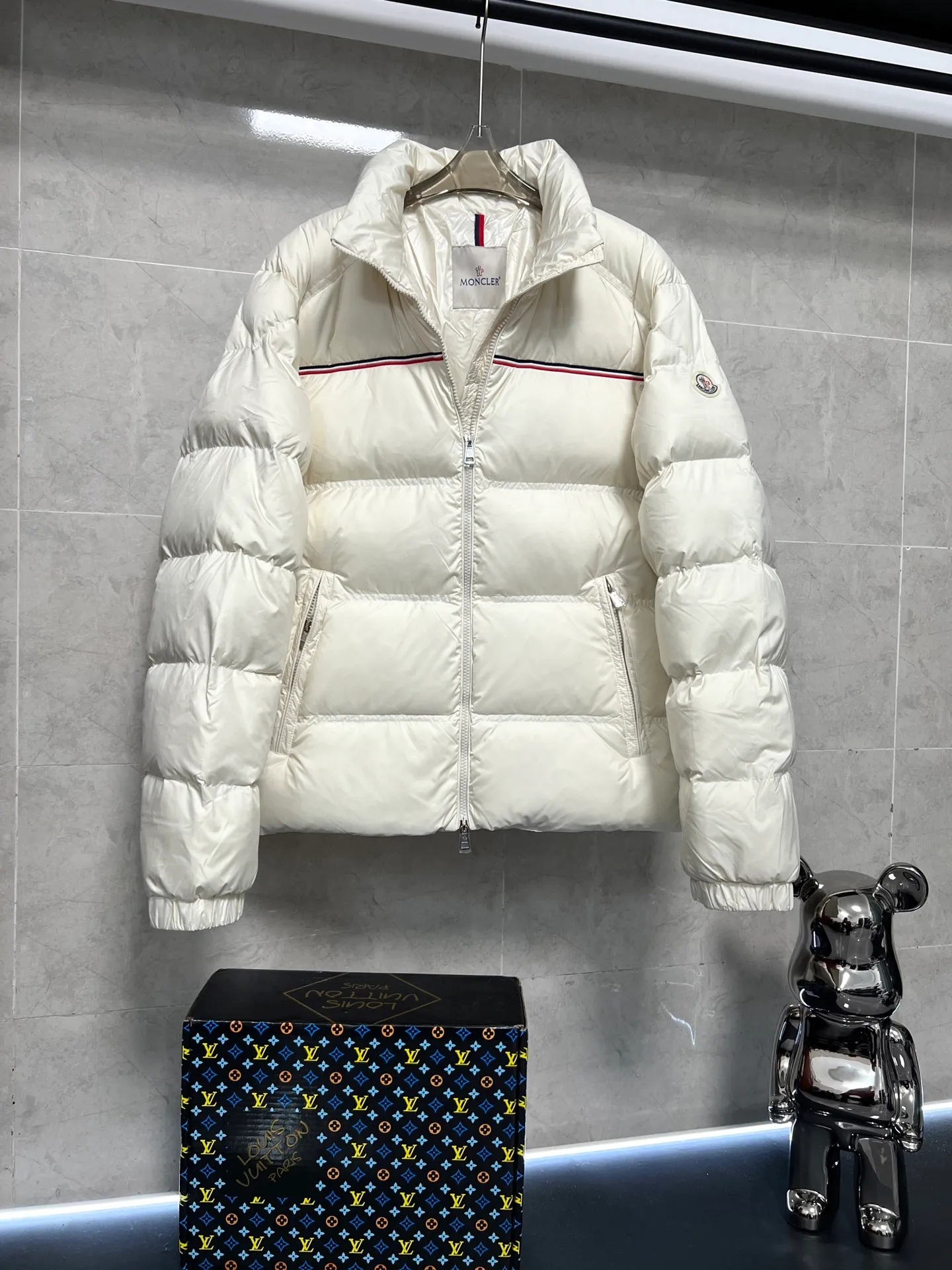 P900 Moncler Bouvaque short zipper stand collar long-sleeved jacket, the stand collar design is simple and elegant, the red and black stripe decoration on the chest adds a sense of fashion, and the full down filling ensures excellent warmth. Filled with 90% white duck down, top quality, classic tailoring. The upper body is full of street style; all the latest version of the hardware and accessories are custom molded to restore the original shape, the upper body has an excellent silhouette, and the three labels are complete! GW will update at the same time. Color: White Size: 1-5