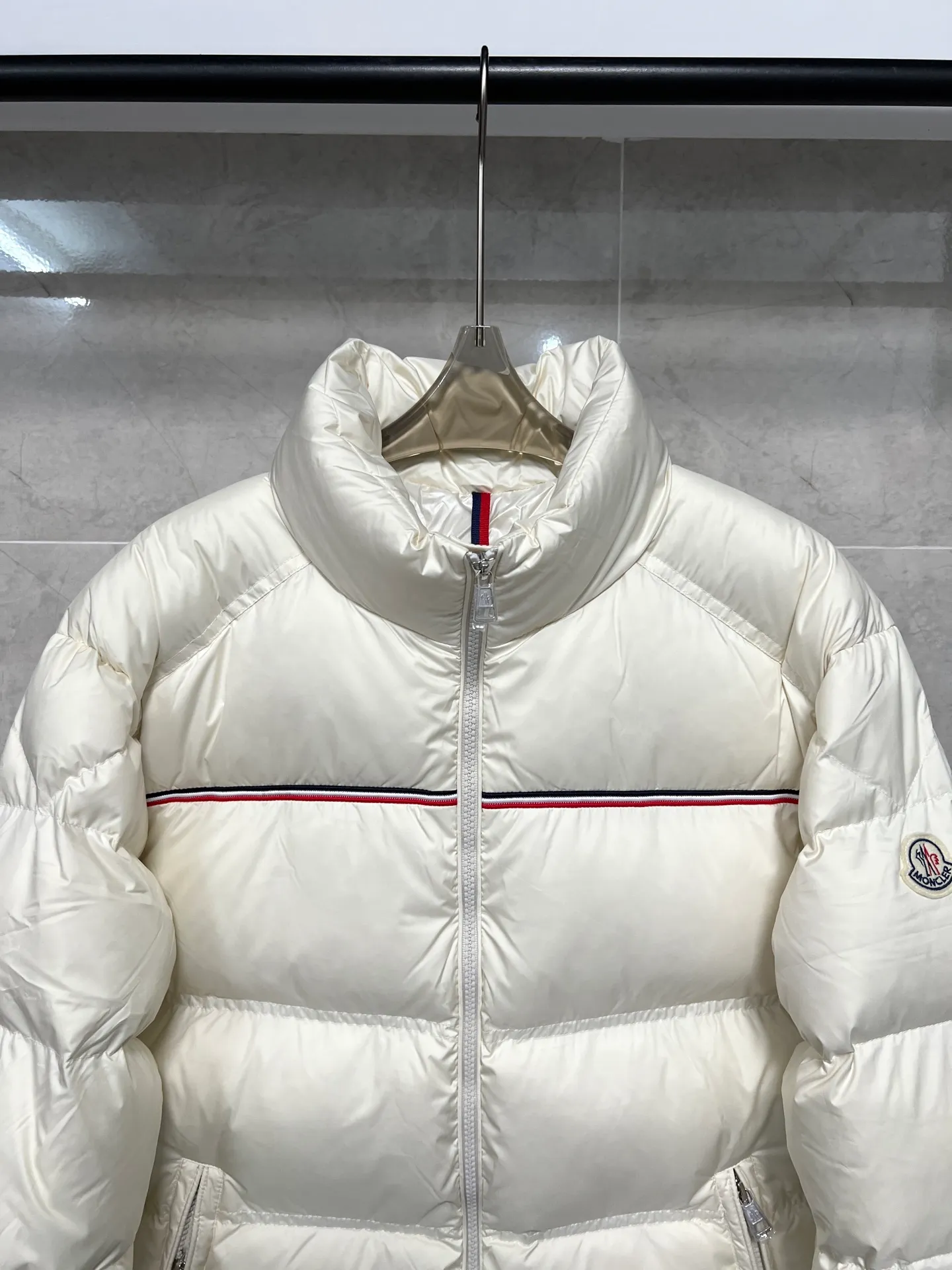P900 Moncler Bouvaque short zipper stand collar long-sleeved jacket, the stand collar design is simple and elegant, the red and black stripe decoration on the chest adds a sense of fashion, and the full down filling ensures excellent warmth. Filled with 90% white duck down, top quality, classic tailoring. The upper body is full of street style; all the latest version of the hardware and accessories are custom molded to restore the original shape, the upper body has an excellent silhouette, and the three labels are complete! GW will update at the same time. Color: White Size: 1-5