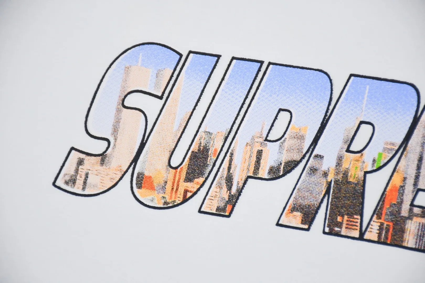 S294💰p130 Supreme 23FW GOTHAM Gotham City Metropolis City Letters LOGO Short-sleeved T-shirt. Refuse to look at pictures to make products. Refuse to compare wrong versions. Use cylinder seamless technology (original technology, there are no stitched bones on the side of the clothes, key points of identification) The fabrics are all custom-woven and dyed, 280g weight, 100% cotton, cylindrical fabric. Cylindrical fabric is a knitted fabric woven with a cylinder loom. The needles are distributed in a cylindrical shape on the fuselage. The gray fabric is a large cylinder, which needs to be opened and shaped before it can be used further. There are no slits on the side of the clothes, so there is no washing label on the side of ordinary short-sleeves. There is only one collar label behind the neck. The printing uses thermosetting ink printing imported from Belgium (different from conventional heat transfer printing), also known as plastic ink, or self-adhesive ink. Its ingredients are: mainly composed of polyvinyl chloride (PVC) and phthalates. PVC and phthalates, solid color The thermosetting ink is composed of a mixture of agents, stabilizers, and thickeners. It is not the digital direct printing marketed on the market. The printing texture of thermosetting ink cannot be achieved by digital direct printing. The collar label has a watermark anti-counterfeiting effect, a real anti-counterfeiting layer, a version with a high probability of passing the inspection, and the original packaging picture has a high probability of passing the test. Size：S-XL