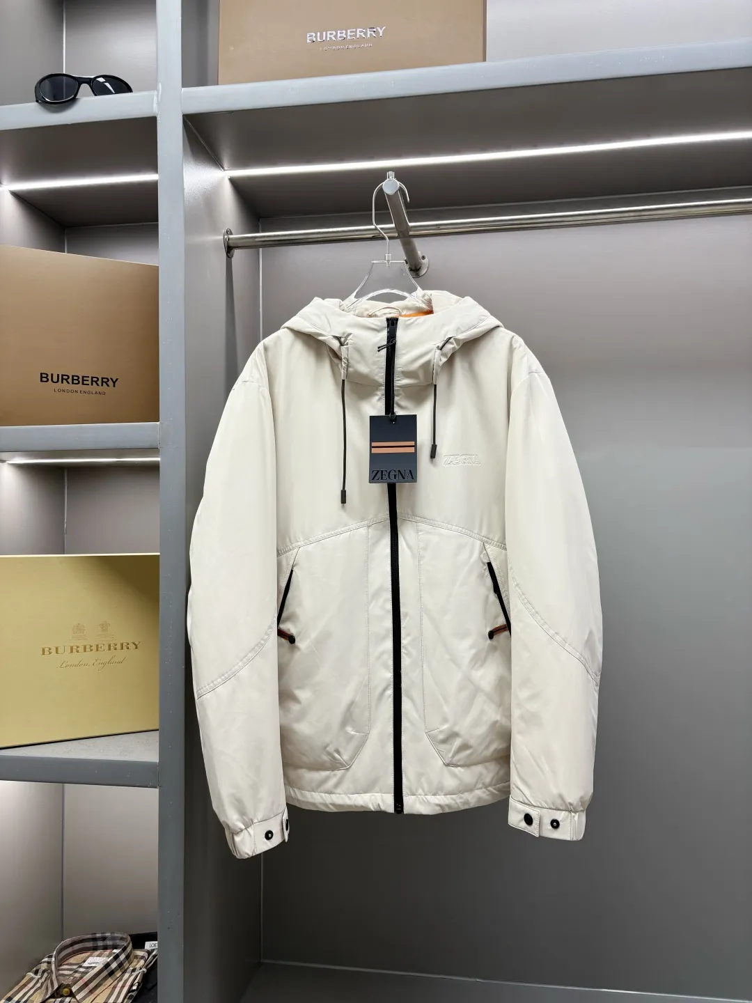 🅿️1040 Zegna's new letter-embossed down jacket. Zegna's down jacket combines classic British design with modern technological thermal insulation technology to redefine the luxury winter dressing experience.  · Filled with top-grade imported white duck down, light and fluffy, locking in every degree of body temperature · Imported waterproof fabric, windproof and water-repellent, no fear of wind and snow challenges · Three-dimensional tailoring, eliminating bulk, showing an elegant figure · Authentic details are evident: counter-customized metal buckles, hidden pocket design, classic letter embossed pattern This winter, let warmth and grace go hand in hand. Whether commuting in the city or strolling in the countryside, a Zegna down jacket can build a mobile gentleman's fortress for you.  Size: M-XXXL Color: black beige