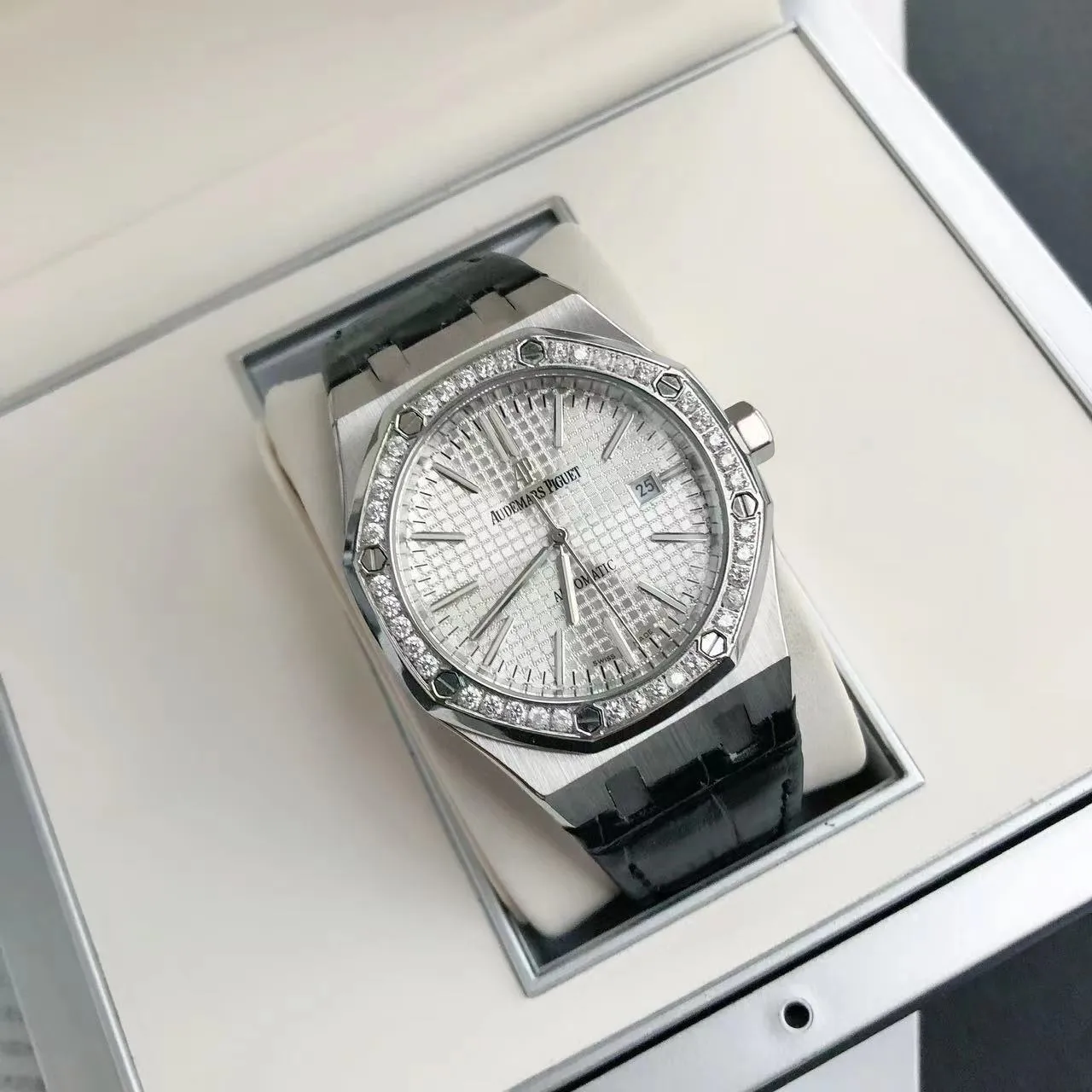 【High-end replica】💰1300! 【Customized all-in-one machine】💰1720! The 2022 newly upgraded Audemars Piguet 15400 series watch with diamond ring, as the most classic model of the Royal Oak series, has three hands and date display, unabashedly and vividly showing the luxurious and sporty atmosphere of the 15400 series. [Movement] GD products still adhere to the high cost performance and use 💯 brand new original Japanese imported Citizen 9015 automatic mechanical movement with zero repair, and correct the original movement top [Case] The case is made of 316 stainless steel with flawless white lines and clear and smooth lines. The ring is hand-inlaid with Swarovski crystal diamonds. The octagonal ring is equipped with eight screws and the bezel is bright and eye-catching. The size is 41mm/12mm. [Literature] The large checkered text is filled with fluorescent powder. It has a bright color and sharp contrast in the sun. The scale is filled with exclusive luminous light, which absorbs light quickly and has high durability. [Bracelet] Genuine leather bracelet with brushed texture on the case, equipped with a three-fold push-button buckle ⚠️Please look for the exclusive quality produced by GD
