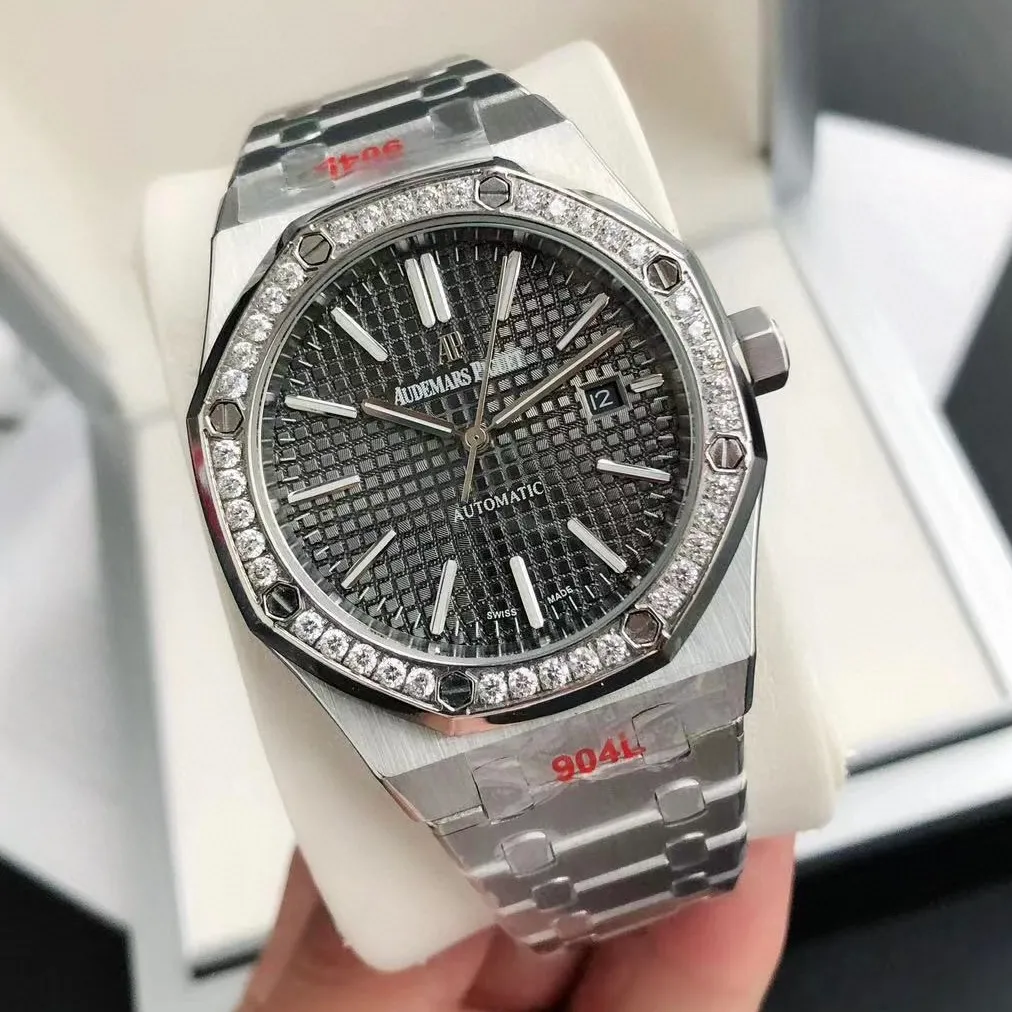 【High-end replica】💰1300! 【Customized all-in-one machine】💰1720! The 2024 newly upgraded Audemars Piguet 15400 series watch with diamond ring, as the most classic model of the Royal Oak series, has three hands and date display, unabashedly and vividly showing the luxurious and sporty atmosphere of the 15400 series. [Movement] GD products still adhere to the high cost performance and use 💯 brand new original Japanese imported Citizen 9015 automatic mechanical movement with zero repair, and correct the original movement top [Case] The case is made of 316 stainless steel with flawless white lines and clear and smooth lines. The ring is hand-inlaid with Swarovski crystal diamonds. The octagonal ring is equipped with eight screws and the bezel is bright and eye-catching. The size is 41mm/12mm. [Literature] The large checkered text is filled with fluorescent powder. It has a bright color and sharp contrast in the sun. The scale is filled with exclusive luminous light, which absorbs light quickly and has high durability. [Bracelet] 904L stainless steel strap with three-fold push-button buckle
