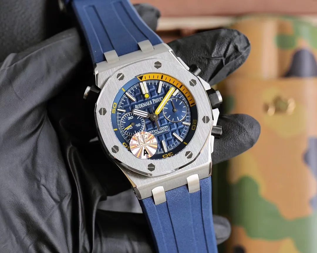 【High-end replica】💰1300! Top replica 💰Private chat! Audemars Piguet AP Royal Oak Series Fruit Model: 26703 running seconds chronograph automatic mechanical men's watch equipped with original cal.3124 movement diameter: 42mm super luminous 1. The case material is 316L stainless steel, which is forged by CNC to a diameter of 42mm in one step. The case is impeccable after being polished and polished many times through the drawing process, including the screws. 2. The grid pattern on the dial is well-proportioned and has a strong three-dimensional effect. The thickness and length of the scale lines are consistent with the original product. The nail hour markers are filled with super luminous material. Two groups of small disks are symmetrically distributed, like two small eyes. There are circles of magnification rings inside the disk, and the details are well processed. 3. The surface of the fluororubber strap has a strong frosted texture. It uses imported rubber that is odorless and dust-free, just to improve the comfort of wearing. 4. Both the front and rear glass are made of sapphire crystal mirror glass, and the mirror surface is also very transparent. This watch uses the 3124 movement, which has an appearance that is very similar to the original one, and its travel time is accurate and stable.