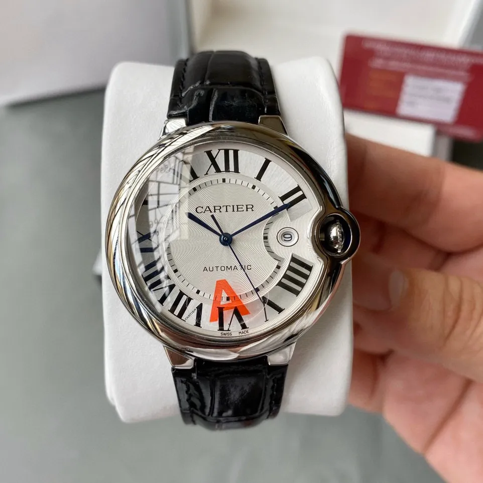 【High-end replica】💰1080! 【Customized all-in-one machine】💰1920! Cartier Blue Balloon Series Produced by CTR - the highest quality single product at the most affordable price. The CTR One Blue Balloon series has a full range of colors. The Blue Balloon watch is famous for its delicate style and elegant style in the Cartier watchmaking industry. Of course, this watch must have such characteristics. The color of the stainless steel case makes the watch as light as a balloon, and the blue crown seems to have disobediently deviated from the original planned trajectory, like a playful couple. The Roman numeral time scales on the dial look retro and deep, decorated with guilloche patterns and sword-shaped hands. The entire watch gives people a delicate and considerate feel. Isn’t this what couples need? Built-in: imported 9015 all-in-one fully automatic mechanical movement Glass: imported high-grade sapphire glass "finely polished with crescent notches" and "fish eye effect clearly visible" Waterproof: 0️⃣highly waterproof Pointers: burnt steel blue pointer color 🔥Top product, high quality products constantly🔥The pictures are actually taken for a customized all-in-one machine!