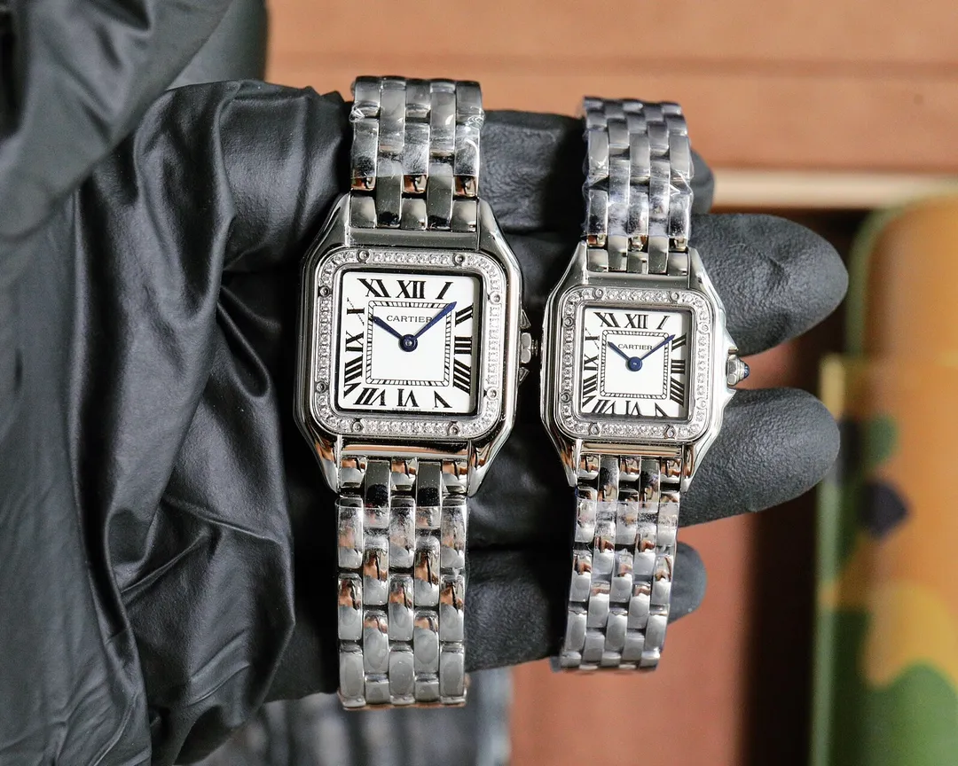 【High-end replica】💰1160! Top replica 💰Private chat! The Taiwanese Cartier Cheetah series is gorgeous and unruly, which is the aesthetic style conveyed by the Cheetah. Its lines are smooth, charming, soft and docile on the wrist, as if dancing on the skin. The unique shape highlights a mature, elegant, confident and attractive female image. The case is formed in one piece, the small size is equipped with Swiss 1032 movement, the medium size is equipped with Swiss movement 751, sapphire mirror, 316L stainless steel case, inlaid with diamonds, the head is inlaid with a blue spinel, sword-shaped blued steel hands, 100% three-degree waterproof, size: 27 x 37 mm, 22*30 mm, two sizes. The pictures were taken as top replica real shots!