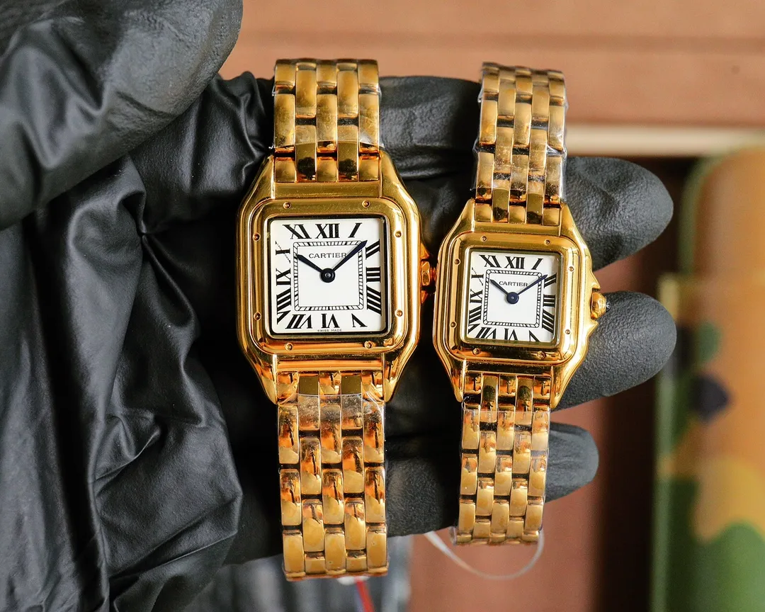 【High-end replica】💰1160! Top replica 💰Private chat! The Taiwanese Cartier Cheetah series is gorgeous and unruly, which is the aesthetic style conveyed by the Cheetah. Its lines are smooth, charming, soft and docile on the wrist, as if dancing on the skin. The unique shape highlights a mature, elegant, confident and attractive female image. The case is formed in one piece, the small size is equipped with Swiss 1032 movement, the medium size is equipped with Swiss movement 751, sapphire mirror, 316L stainless steel case, inlaid with diamonds, the head is inlaid with a blue spinel, sword-shaped blued steel hands, 100% three-degree waterproof, size: 27 x 37 mm, 22*30 mm, two sizes. The pictures were taken as top replica real shots!