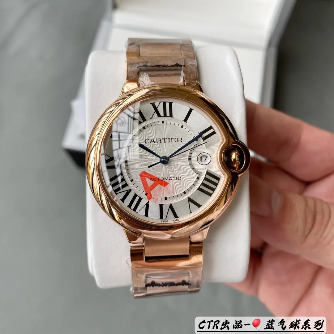 【High-end replica】💰1160! 【Customized all-in-one machine】💰1960! Cartier Blue Balloon Series Produced by CTR - the highest quality single product at the most affordable price. The CTR One Blue Balloon series has a full range of colors. The Blue Balloon watch is famous for its delicate style and elegant style in the Cartier watchmaking industry. Of course, this watch must have such characteristics. The color of the stainless steel case makes the watch as light as a balloon, and the blue crown seems to have disobediently deviated from the original planned trajectory, like a playful couple. The Roman numeral time scales on the dial look retro and deep, decorated with guilloche patterns and sword-shaped hands. The entire watch gives people a delicate and considerate feel. Isn’t this what couples need? Built-in: imported 9015 all-in-one fully automatic mechanical movement Glass: imported high-grade sapphire glass "finely polished with crescent notches" and "fish eye effect clearly visible" Waterproof: 0️⃣highly waterproof Pointers: burnt steel blue pointer color 🔥Top product, high quality products constantly🔥The pictures are actually taken for a customized all-in-one machine!