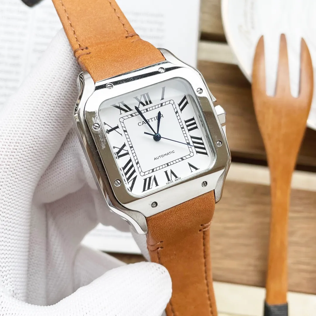 【High-end replica】💰1300! 【Customized all-in-one machine】💰1900! Cartier Santos (Men's Favorite) Type: Santos Series (Sales Champion) Strap: Genuine cowhide strap Case: Made of genuine 316L stainless steel, the "water chestnut, curvature, sand, and stitching" are all polished with the same craftsmanship as the genuine product. This effect cannot be achieved. Mirror: sapphire mirror Movement: mechanical movement/Citizen movement (zero repair) Size: 39*47.5 Thickness 11MM