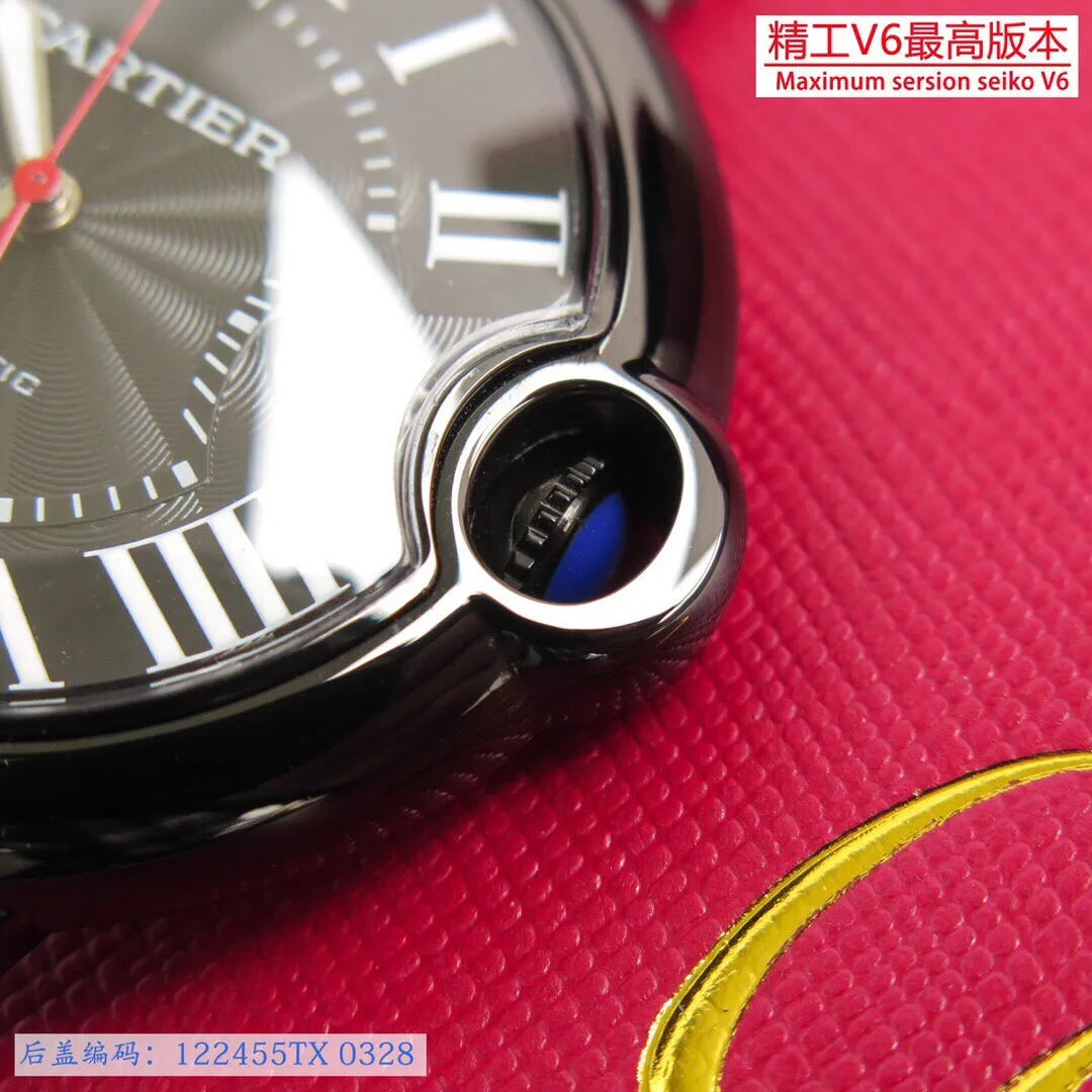 【High-end replica】💰1160! 【Customized all-in-one machine】💰1920! 【Top Replica】💰Private chat! Cartier Blue Balloon series, this series of watches is famous for its delicate style and elegant style in Cartier watchmaking industry. Of course, this watch must have such characteristics. The color of the stainless steel case makes the watch as light as a balloon, and the blue crown seems to have disobediently deviated from the original planned trajectory, like a playful couple. The Roman numerals on the dial look retro and deep, decorated with guilloche patterns and sword-shaped hands. The entire watch gives people a delicate and thoughtful feel. Isn’t this what couples need? Built-in: Japanese Citizen fully automatic machine, water drop (fish-eye bubble) sapphire glass mirror, highly waterproof, burnt steel blue pointer color, head curvature, men's mechanical 42mm, 36mm, 33mm quartz 42mm, 36mm, 33mm, 28mm Seiko V6 version, constantly producing high-quality products