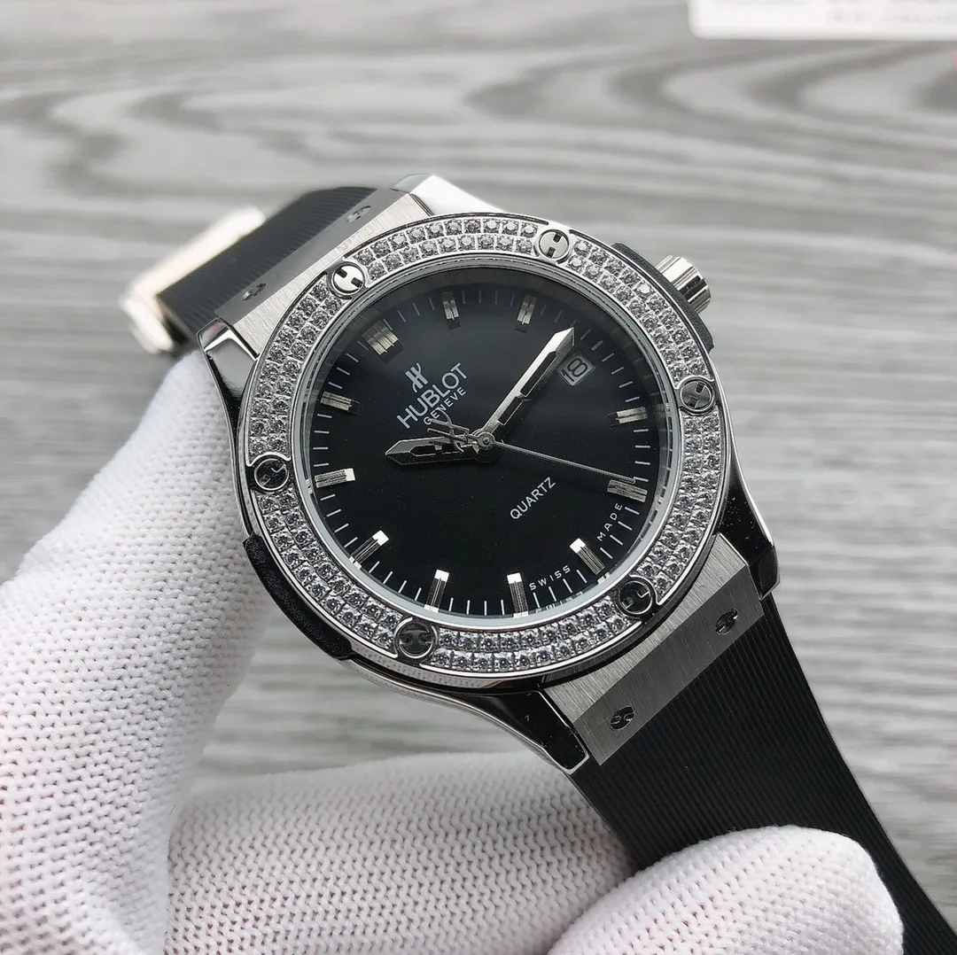 【High-end replica】💰1360! Hublot HUBLOT latest design classic fusion 565.NX.1170.LR.1104 [Type]: Fine men's watch (sports style) [Strap]: Imported fragrant rubber strap 🎮RP2 [Movement]: Quartz movement imported from Japan (zero error and zero repair) [Mirror]: Mineral strengthened glass (higher definition) 🎮 Elegant taste Vast atmosphere Ingenuity A treasure for the wrist Size: 38mm diameter, 12mm thick, hot sale! Welcome to reprint! 🎮Sanjie exquisitely recommends men’s quartz movement watches. SJ carefully selects ultra-realistic photos for you.