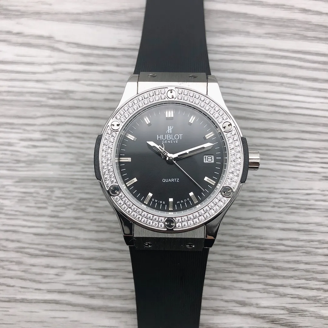 【High-end replica】💰1360! Hublot HUBLOT latest design classic fusion 565.NX.1170.LR.1104 [Type]: Fine men's watch (sports style) [Strap]: Imported fragrant rubber strap 🎮RP2 [Movement]: Quartz movement imported from Japan (zero error and zero repair) [Mirror]: Mineral strengthened glass (higher definition) 🎮 Elegant taste Vast atmosphere Ingenuity A treasure for the wrist Size: 38mm diameter, 12mm thick, hot sale! Welcome to reprint! 🎮Sanjie exquisitely recommends men’s quartz movement watches. SJ carefully selects ultra-realistic photos for you.