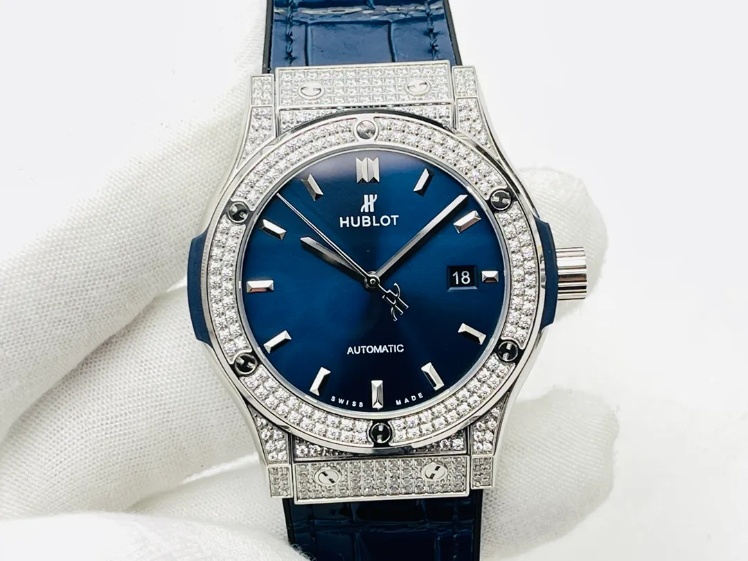 [HB Factory 2021 Wall Crack Recommendation] Hublot HB Hublot Big Bang Sang Bleu Series 415.NX.1112.VR.MXM16 Tattoo Watch Personalized Debut! Harmonious patterns and balanced proportions are integrated and symbiotic, perfectly interpreting the infinite mysteries of geometric shapes in the dimension of time! [Technical Breakthrough] Adopts a customized version of the HUB1213 movement - achieving perfect synchronization of appearance, function and frequency with the original, unparalleled stability and beauty. [Excellent details] The size of the watch is 42MMX14MM, original disassembly and molding. 1⃣️Ensure pattern alignment: Swiss professional-grade corrector is used to collect the pattern. After multiple adjustments, it is ensured that the complex geometric lines match the original, with three-dimensional staggering and clear edges and corners. 2⃣️Improving polishing standards: Every finished product undergoes careful craftsmanship and strict control by HB watchmakers. This ensures that the original consistent silhouette and staggered lines are achieved. 3⃣️Three octagonal hollow blade hands are overlapped and rhodium-plated. The craftsmanship is aligned with the original, and the effect will never fade. [Excellence] The strap and buckle have upgraded any shortcomings of all versions on the market. 1. The black calfskin selected for the strap is softer after heat stamping, and the lining is made of natural rubber, which can keep it fresh and breathable even if worn for a long time. 2. Equipped with Hublot’s classic folding steel buckle, which is of great texture and powerful in opening and closing. Vertically and horizontally orderly and trendy, all watch lovers are welcome to appreciate the professional-level geometric aesthetics from HB! HB Factory’s ingenious masterpiece welcomes all experts to taste it