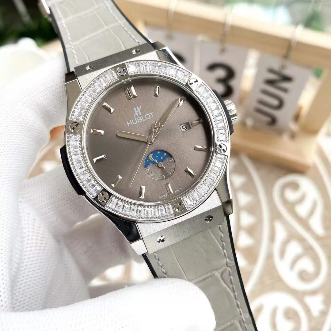 【High-end replica】💰1920! Hublot-Hublot ‼ ️Exquisite men's watch, classic three-hand with moon phase design, exquisite craftsmanship, originality, noble atmosphere, gentleman style. Using fully automatic Swiss 2836 mechanical movement, top-grade 316 fine steel case, imported calfskin strap, mineral super mirror, size 44*13, top-quality products continue to be produced