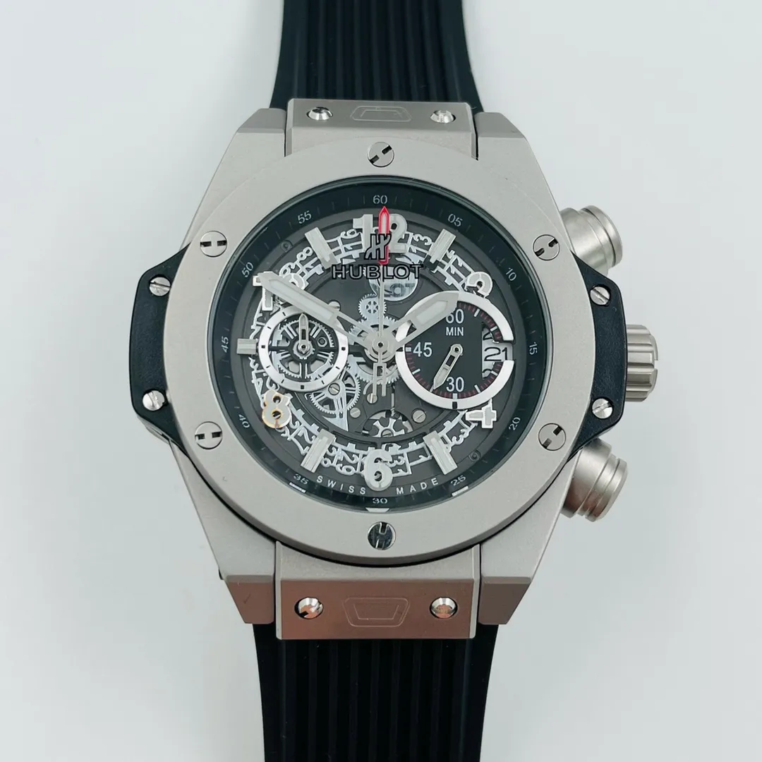 【High-end replica】💰1720! Hublot-HUBLOT Hublot BIG BANG series is a multi-functional chronograph watch designed for sports. It has a built-in imported quartz stable movement. It has functions of 2 o'clock when the button is pressed to start counting seconds 120 seconds at 18 o'clock and one minute at 2 o'clock. Press and stop to see the time at 3 o'clock. The overall 24 hours. The case is made of 316l stainless steel. The size is 42 mm in diameter and the thickness is 15.5 mm. The imported rubber strap is equipped with the original folding snap buckle. Strengthened and thickened mirror, noble and gentlemanly style. Excellent quality
