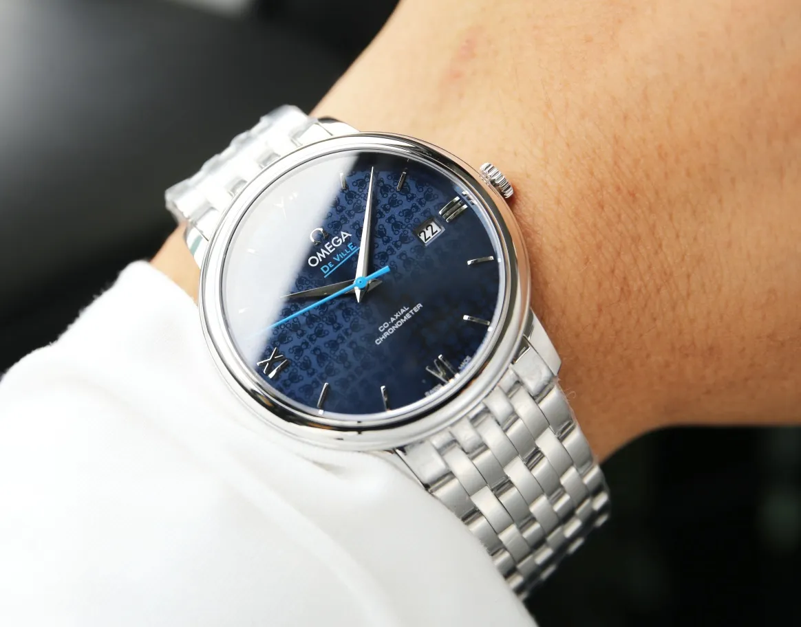 【High-end replica】💰1720! 【Top replica】💰2700! Omega De Ville DE VILLE series! It took two years of research and development and production to finally come out. Every process of the product structure is also made of CNC finishing to make the 2018 Basel Jewelry and Watch Fair miracle new watch! Elegant design, excellent quality, simple and classic 39.5 mm stainless steel round case with smooth and natural lines. After polishing, it presents a full metallic texture. It is very beautiful and integrates with the perfectly curved stainless steel lugs. It fits the human body design of the wrist very well!       Completely following Swiss standard craftsmanship requirements, we try our best to restore the original product one by one, including the glass, case, polishing, and yarn drawing, and reproduce the original product. We use the 9015 movement and perform precise testing to ensure that the appearance of the watch is exactly the same as the original product in size and thickness! The watches produced by this product have all undergone high-quality waterproof testing, travel time testing, and case detail testing! An absolute work of conscience! Full of sincerity!          The high-definition, translucent and dazzling imported sapphire crystal mirror, specially customized high-quality calf leather and original buckle, or the polished and polished stainless steel bracelet that is close to the original factory standard, provide a very comfortable wearing feeling! This replica watch you got! Will love it!        Arrived in very small quantities! Are you excited? Act quickly!         (Focus on original new machines) Focus is an attitude, produced by JH!