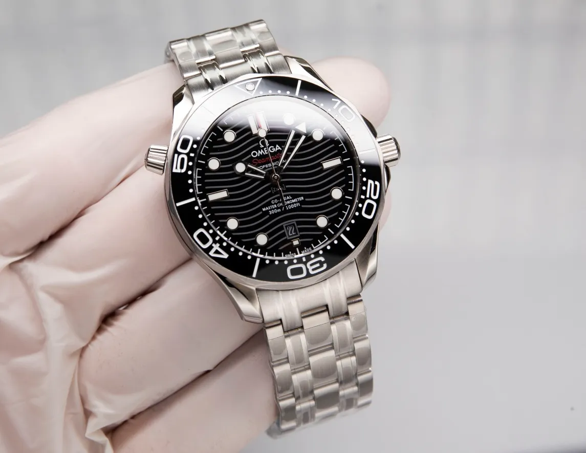 Omega Seamaster Series 300-meter Diving Watch [Movement] 💯 Brand new Citizen fully automatic mechanical movement imported from Japan with the latest 8800 deck, truly all metal, truly all gemstone eyes! It truly achieves zero repairs, accurate delivery, and combines practicality and beauty! 100% waterproof. [Glass] High-definition double-bore sapphire glass [Ceramic ring] Use imported ceramic ring with 12-point sapphire moonlight beads (beautiful/high-end) [Pointers] Super-LumiNova luminous coating, blue and green two-color luminous, minute hand green luminous display with green luminous dot on the bezel for diving oxygen countdown [Literal] Corresponds to the counter Seamaster 300 porcelain surface craftsmanship (visual effect beats ordinary oil pressure) [Case] Made of 316L fine steel case, equipped with the only original ceramic one-way rotating chronograph ring in its class. The pressure relief valve on the side of the case is the same as the original one. Table diameter 42/11mm, official perfect size