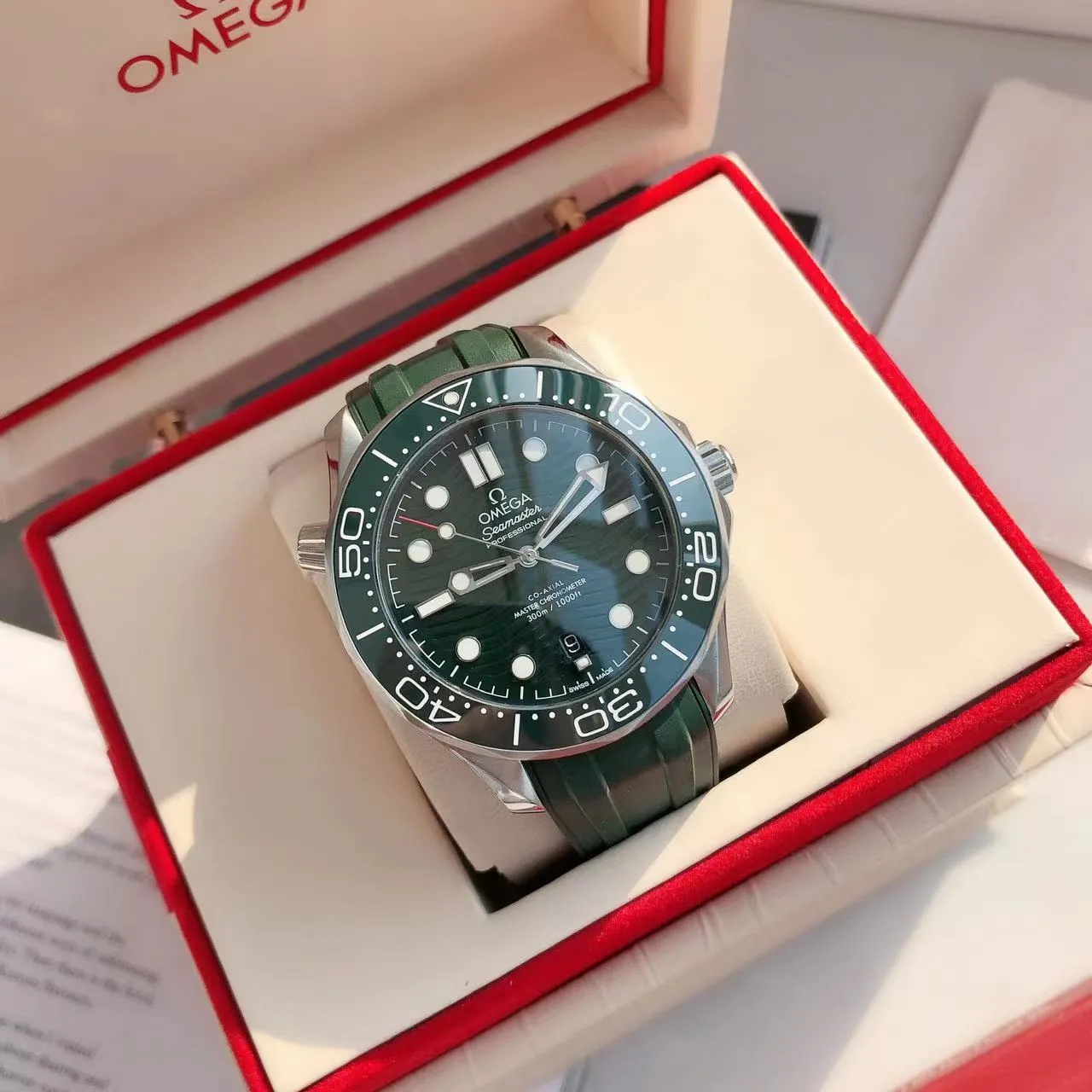 【High-end replica】💰1160! 【Customized all-in-one machine】💰1720! Omega Seamaster's new upgraded version of Seamaster 300 meters has arrived. It continues to adhere to practical value, delve into appearance details, and import an all-in-one movement. There is no best, only a better upgrade concept. It will once again push the entire series of Seamaster watches with the new Citizen movement to the top!  [Upgrade 1] Corrected the bezel to match the color of the letter, synchronized with the original genuine sunken luminous pearl, and the luminous color is synchronized [Upgrade 2] Corrected the original synchronized 8800 movement automatic hammer, effectively combined with the durability of the imported 9015 movement, and more intuitively close to the original [Upgrade 3] Upgraded the arched scratch-resistant sapphire glass mirror, since then‼ ️ All watches are made of sapphire glass [Upgrade 4] Using original genuine CNC molds, perfectly copying the same shell shape and band-shaped curvature of the genuine products. The appearance similarity with the genuine products is indistinguishable. The pictures were taken on a customized all-in-one machine!