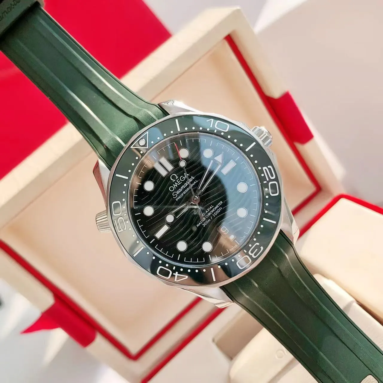 【High-end replica】💰1160! 【Customized all-in-one machine】💰1720! Omega Seamaster's new upgraded version of Seamaster 300 meters has arrived. It continues to adhere to practical value, delve into appearance details, and import an all-in-one movement. There is no best, only a better upgrade concept. It will once again push the entire series of Seamaster watches with the new Citizen movement to the top!  [Upgrade 1] Corrected the bezel to match the color of the letter, synchronized with the original genuine sunken luminous pearl, and the luminous color is synchronized [Upgrade 2] Corrected the original synchronized 8800 movement automatic hammer, effectively combined with the durability of the imported 9015 movement, and more intuitively close to the original [Upgrade 3] Upgraded the arched scratch-resistant sapphire glass mirror, since then‼ ️ All watches are made of sapphire glass [Upgrade 4] Using original genuine CNC molds, perfectly copying the same shell shape and band-shaped curvature of the genuine products. The appearance similarity with the genuine products is indistinguishable. The pictures were taken on a customized all-in-one machine!