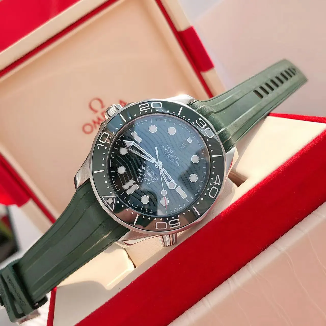 【High-end replica】💰1160! 【Customized all-in-one machine】💰1720! Omega Seamaster's new upgraded version of Seamaster 300 meters has arrived. It continues to adhere to practical value, delve into appearance details, and import an all-in-one movement. There is no best, only a better upgrade concept. It will once again push the entire series of Seamaster watches with the new Citizen movement to the top!  [Upgrade 1] Corrected the bezel to match the color of the letter, synchronized with the original genuine sunken luminous pearl, and the luminous color is synchronized [Upgrade 2] Corrected the original synchronized 8800 movement automatic hammer, effectively combined with the durability of the imported 9015 movement, and more intuitively close to the original [Upgrade 3] Upgraded the arched scratch-resistant sapphire glass mirror, since then‼ ️ All watches are made of sapphire glass [Upgrade 4] Using original genuine CNC molds, perfectly copying the same shell shape and band-shaped curvature of the genuine products. The appearance similarity with the genuine products is indistinguishable. The pictures were taken on a customized all-in-one machine!