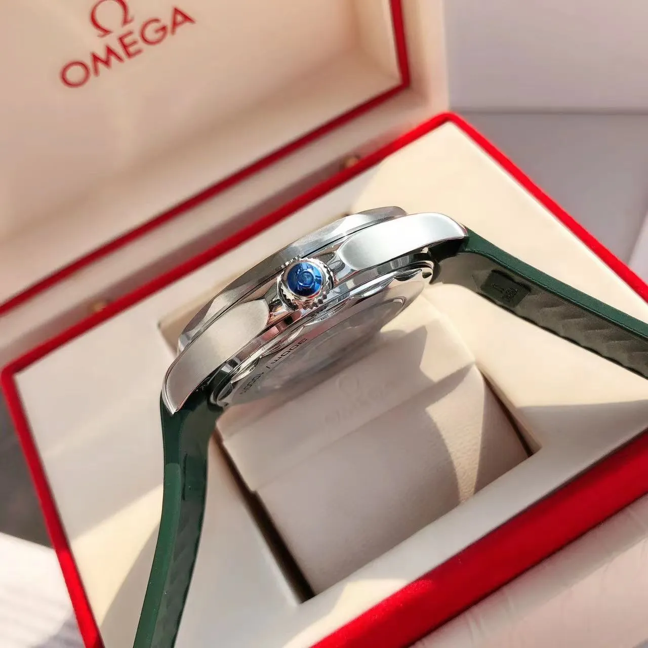 【High-end replica】💰1160! 【Customized all-in-one machine】💰1720! Omega Seamaster's new upgraded version of Seamaster 300 meters has arrived. It continues to adhere to practical value, delve into appearance details, and import an all-in-one movement. There is no best, only a better upgrade concept. It will once again push the entire series of Seamaster watches with the new Citizen movement to the top!  [Upgrade 1] Corrected the bezel to match the color of the letter, synchronized with the original genuine sunken luminous pearl, and the luminous color is synchronized [Upgrade 2] Corrected the original synchronized 8800 movement automatic hammer, effectively combined with the durability of the imported 9015 movement, and more intuitively close to the original [Upgrade 3] Upgraded the arched scratch-resistant sapphire glass mirror, since then‼ ️ All watches are made of sapphire glass [Upgrade 4] Using original genuine CNC molds, perfectly copying the same shell shape and band-shaped curvature of the genuine products. The appearance similarity with the genuine products is indistinguishable. The pictures were taken on a customized all-in-one machine!