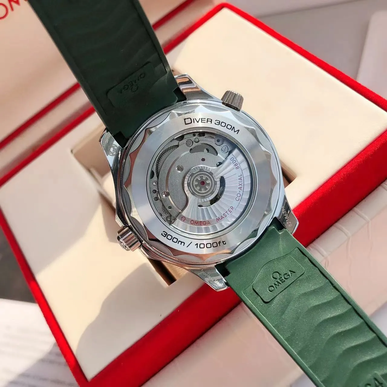 【High-end replica】💰1160! 【Customized all-in-one machine】💰1720! Omega Seamaster's new upgraded version of Seamaster 300 meters has arrived. It continues to adhere to practical value, delve into appearance details, and import an all-in-one movement. There is no best, only a better upgrade concept. It will once again push the entire series of Seamaster watches with the new Citizen movement to the top!  [Upgrade 1] Corrected the bezel to match the color of the letter, synchronized with the original genuine sunken luminous pearl, and the luminous color is synchronized [Upgrade 2] Corrected the original synchronized 8800 movement automatic hammer, effectively combined with the durability of the imported 9015 movement, and more intuitively close to the original [Upgrade 3] Upgraded the arched scratch-resistant sapphire glass mirror, since then‼ ️ All watches are made of sapphire glass [Upgrade 4] Using original genuine CNC molds, perfectly copying the same shell shape and band-shaped curvature of the genuine products. The appearance similarity with the genuine products is indistinguishable. The pictures were taken on a customized all-in-one machine!
