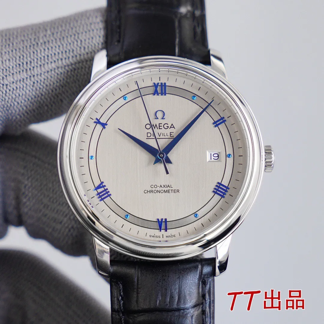 【High-end replica】💰1160! 【Customized all-in-one machine】💰1720! The first thing that comes to mind for the Omega De Ville series is its dignified, elegant, simple, simple, and unobtrusive appearance. Although simple, it is very delicate. The watches in this series are worn with a steady, cautious and steady character. Configuration parameters: Brand: Omega Series: Diefei series Movement: Imported Citizen 9015 all-in-one movement (upgraded version) Each movement undergoes strict QC calibration before shipment. Very strict, zero repairs. Design service life: 10 years. Case material: 316L stainless steel, CNC numerical control engraving, ultra-precision, waterproof depth 100 meters🏊‍♀🏊🏊 Lettering: The latest version of the disc flying track lettering, the word nails are butt welded and inlaid with the same process as the genuine ones (the first in the industry) Table diameter: 39.5*9.7mm (the only one on the market that is consistent with the genuine ones) Product grade: Super A Glass: Imported sapphire glass (0 difference in exposure and transparency compared with the original) Belt: Genuine American alligator leather strap (black/brown) Steel strap: 316L steel professionally polished by top masters /Gloss/Smoothness/Comfort/The same quality as genuine ones. Buttons: Original easy-to-tie pin buckles. Steel buckles: Original mold opening. Same craftsmanship. Same functions. "Manually extendable buckle"