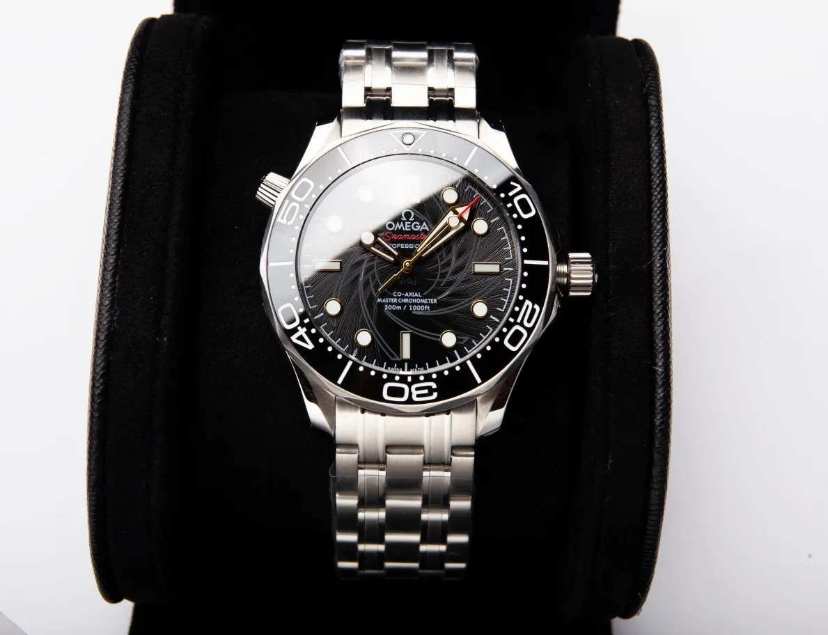 【High-end replica】💰1300! Customized all-in-one machine 💰1900! Omega Seamaster 007 First Anniversary Series 300-meter Diving Watch is of exclusive quality on the entire network. [Movement] Equipped with the brand new 9015 all-in-one fully automatic mechanical movement imported from Japan, it truly achieves zero repairs, accurate running time, strong practicality and 100% waterproof. [Glass] High-definition double-bore sapphire mirror [Ceramic ring] Use imported ceramic ring [Pointer] Super-LumiNova [Pointer] Corresponds to the original electroplated metal rotor [Literal] Corresponds to the counter Seamaster 300 porcelain surface craftsmanship (the visual effect beats ordinary oil pressure) [Case] ​​Made of 316L stainless steel case, equipped with the only original ceramic one-way rotating timing ring in its class. The pressure relief valve on the side of the case is the same as the original one. Table diameter 42, official perfect size!