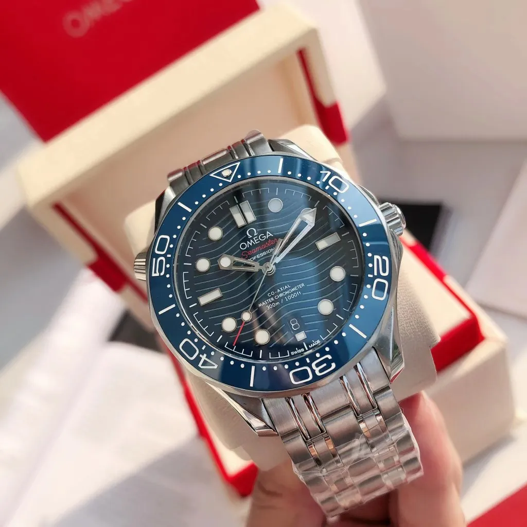 【High-end replica】💰1160! 【Customized all-in-one machine】💰1720! Omega Seamaster's new upgraded version of Seamaster 300 meters has arrived. It continues to adhere to practical value, delve into appearance details, and import an all-in-one movement. There is no best, only a better upgrade concept. It will once again push the entire series of Seamaster watches with the new Citizen movement to the top!  [Upgrade 1] Corrected the bezel to match the color of the letter, synchronized with the original genuine sunken luminous pearl, and the luminous color is synchronized [Upgrade 2] Corrected the original synchronized 8800 movement automatic hammer, effectively combined with the durability of the imported 9015 movement, and more intuitively close to the original [Upgrade 3] Upgraded the arched scratch-resistant sapphire glass mirror, since then‼ ️ All watches are made of sapphire glass [Upgrade 4] Using original genuine CNC molds, perfectly copying the same shell shape and band-shaped curvature of the genuine products. The appearance similarity with the genuine products is indistinguishable. The pictures were taken on a customized all-in-one machine!