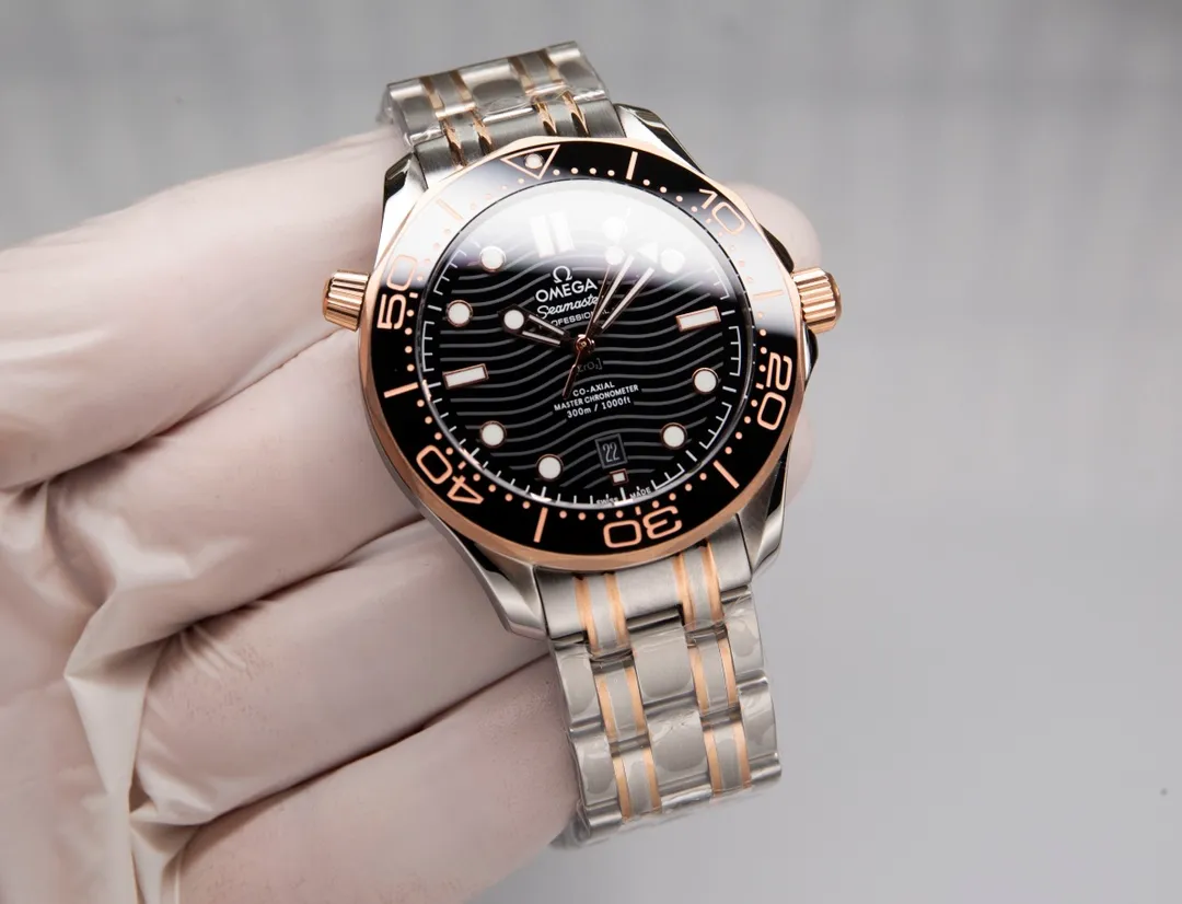 Omega Seamaster Series 300-meter Diving Watch [Movement] 💯 Brand new Citizen fully automatic mechanical movement imported from Japan with the latest 8800 deck, truly all metal, truly all gemstone eyes! It truly achieves zero repairs, accurate delivery, and combines practicality and beauty! 100% waterproof. [Glass] High-definition double-bore sapphire glass [Ceramic ring] Use imported ceramic ring with 12-point sapphire moonlight beads (beautiful/high-end) [Pointers] Super-LumiNova luminous coating, blue and green two-color luminous, minute hand green luminous display with green luminous dot on the bezel for diving oxygen countdown [Literal] Corresponds to the counter Seamaster 300 porcelain surface craftsmanship (visual effect beats ordinary oil pressure) [Case] Made of 316L fine steel case, equipped with the only original ceramic one-way rotating chronograph ring in its class. The pressure relief valve on the side of the case is the same as the original one. Table diameter 42/11mm, official perfect size