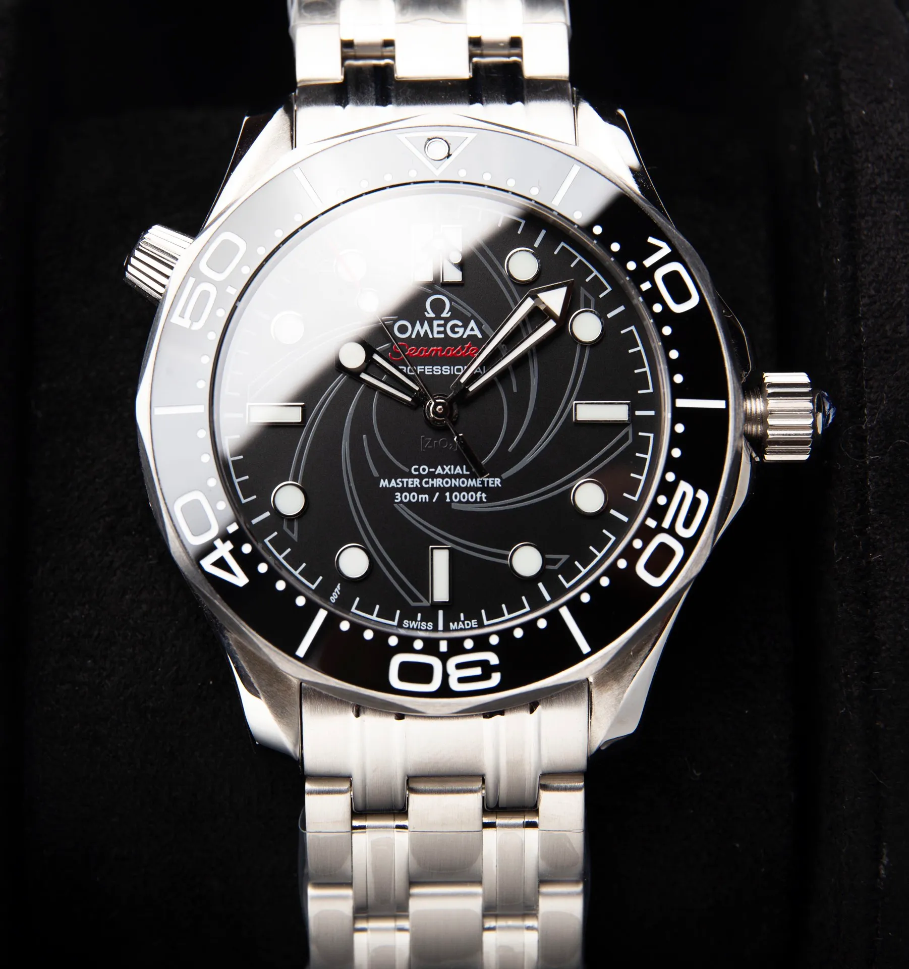 【High-end replica】💰1300! Customized all-in-one machine 💰1900! Omega Seamaster 007 First Anniversary Series 300-meter Diving Watch is of exclusive quality on the entire network. [Movement] Equipped with the brand new 9015 all-in-one fully automatic mechanical movement imported from Japan, it truly achieves zero repairs, accurate running time, strong practicality and 100% waterproof. [Glass] High-definition double-bore sapphire mirror [Ceramic ring] Use imported ceramic ring [Pointer] Super-LumiNova [Pointer] Corresponds to the original electroplated metal rotor [Literal] Corresponds to the counter Seamaster 300 porcelain surface craftsmanship (the visual effect beats ordinary oil pressure) [Case] ​​Made of 316L stainless steel case, equipped with the only original ceramic one-way rotating timing ring in its class. The pressure relief valve on the side of the case is the same as the original one. Table diameter 42, official perfect size!
