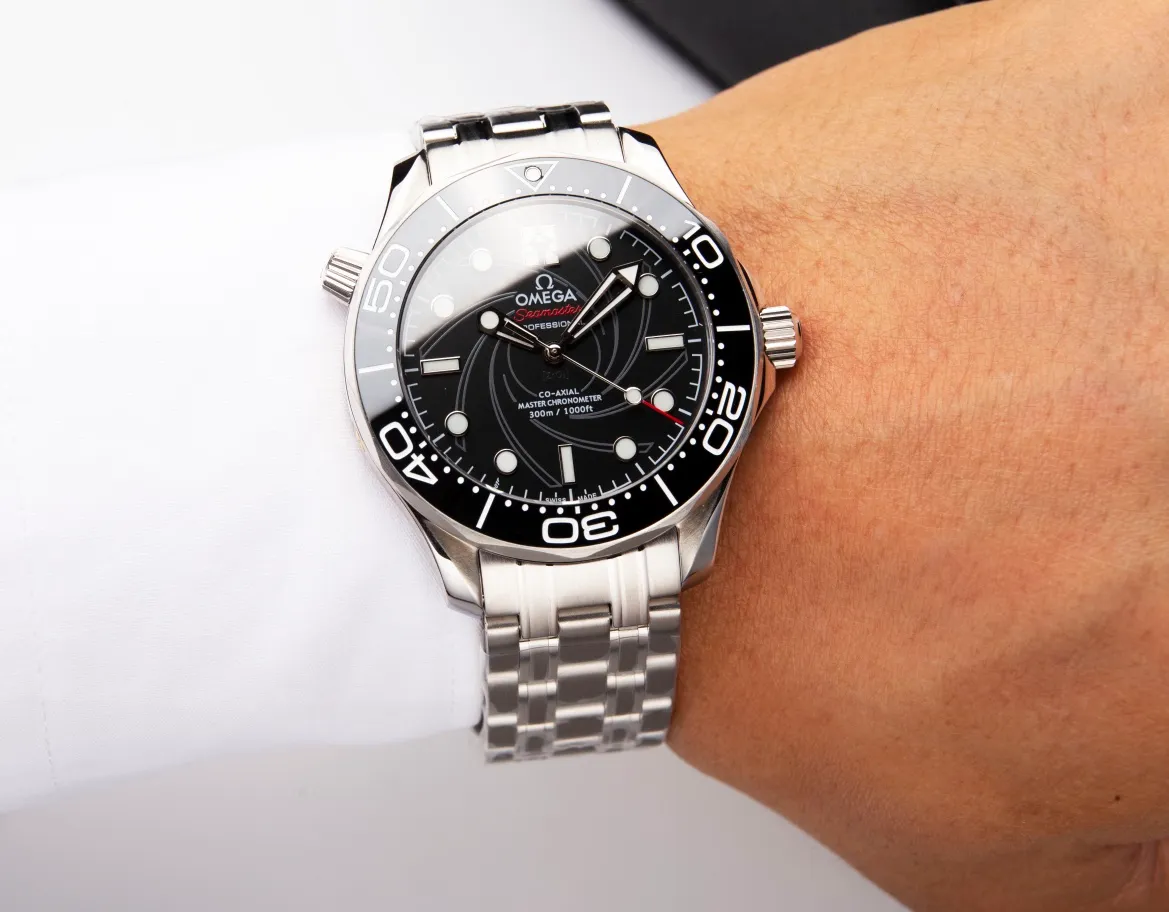 【High-end replica】💰1300! Customized all-in-one machine 💰1900! Omega Seamaster 007 First Anniversary Series 300-meter Diving Watch is of exclusive quality on the entire network. [Movement] Equipped with the brand new 9015 all-in-one fully automatic mechanical movement imported from Japan, it truly achieves zero repairs, accurate running time, strong practicality and 100% waterproof. [Glass] High-definition double-bore sapphire mirror [Ceramic ring] Use imported ceramic ring [Pointer] Super-LumiNova [Pointer] Corresponds to the original electroplated metal rotor [Literal] Corresponds to the counter Seamaster 300 porcelain surface craftsmanship (the visual effect beats ordinary oil pressure) [Case] ​​Made of 316L stainless steel case, equipped with the only original ceramic one-way rotating timing ring in its class. The pressure relief valve on the side of the case is the same as the original one. Table diameter 42, official perfect size!
