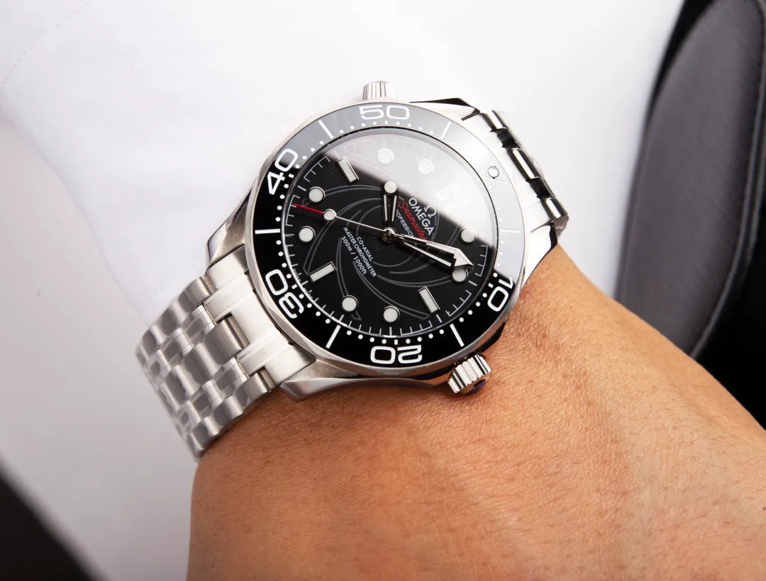 【High-end replica】💰1300! Customized all-in-one machine 💰1900! Omega Seamaster 007 First Anniversary Series 300-meter Diving Watch is of exclusive quality on the entire network. [Movement] Equipped with the brand new 9015 all-in-one fully automatic mechanical movement imported from Japan, it truly achieves zero repairs, accurate running time, strong practicality and 100% waterproof. [Glass] High-definition double-bore sapphire mirror [Ceramic ring] Use imported ceramic ring [Pointer] Super-LumiNova [Pointer] Corresponds to the original electroplated metal rotor [Literal] Corresponds to the counter Seamaster 300 porcelain surface craftsmanship (the visual effect beats ordinary oil pressure) [Case] ​​Made of 316L stainless steel case, equipped with the only original ceramic one-way rotating timing ring in its class. The pressure relief valve on the side of the case is the same as the original one. Table diameter 42, official perfect size!