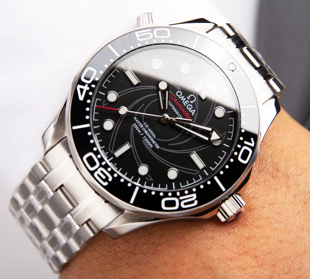 【High-end replica】💰1300! Customized all-in-one machine 💰1900! Omega Seamaster 007 First Anniversary Series 300-meter Diving Watch is of exclusive quality on the entire network. [Movement] Equipped with the brand new 9015 all-in-one fully automatic mechanical movement imported from Japan, it truly achieves zero repairs, accurate running time, strong practicality and 100% waterproof. [Glass] High-definition double-bore sapphire mirror [Ceramic ring] Use imported ceramic ring [Pointer] Super-LumiNova [Pointer] Corresponds to the original electroplated metal rotor [Literal] Corresponds to the counter Seamaster 300 porcelain surface craftsmanship (the visual effect beats ordinary oil pressure) [Case] ​​Made of 316L stainless steel case, equipped with the only original ceramic one-way rotating timing ring in its class. The pressure relief valve on the side of the case is the same as the original one. Table diameter 42, official perfect size!