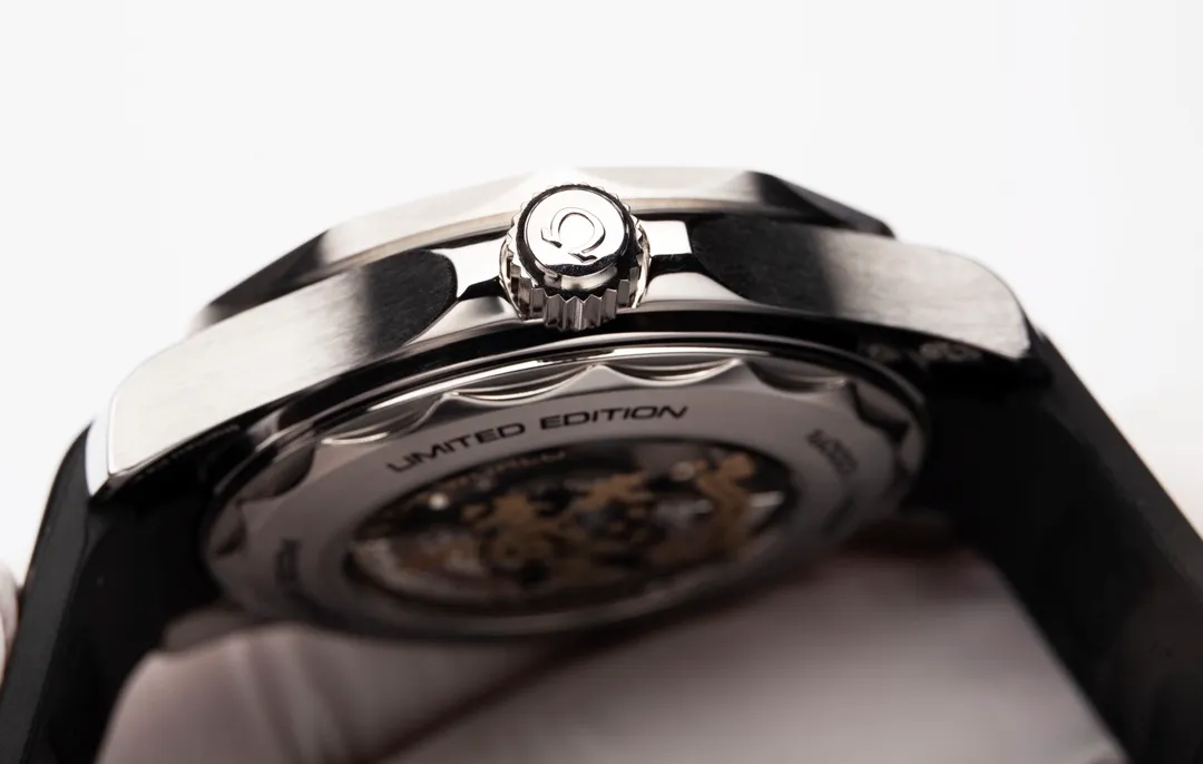 【High-end replica】💰1300! Customized all-in-one machine 💰1900! Omega Seamaster 007 First Anniversary Series 300-meter Diving Watch is of exclusive quality on the entire network. [Movement] Equipped with the brand new 9015 all-in-one fully automatic mechanical movement imported from Japan, it truly achieves zero repairs, accurate running time, strong practicality and 100% waterproof. [Glass] High-definition double-bore sapphire mirror [Ceramic ring] Use imported ceramic ring [Pointer] Super-LumiNova [Pointer] Corresponds to the original electroplated metal rotor [Literal] Corresponds to the counter Seamaster 300 porcelain surface craftsmanship (the visual effect beats ordinary oil pressure) [Case] ​​Made of 316L stainless steel case, equipped with the only original ceramic one-way rotating timing ring in its class. The pressure relief valve on the side of the case is the same as the original one. Table diameter 42, official perfect size!