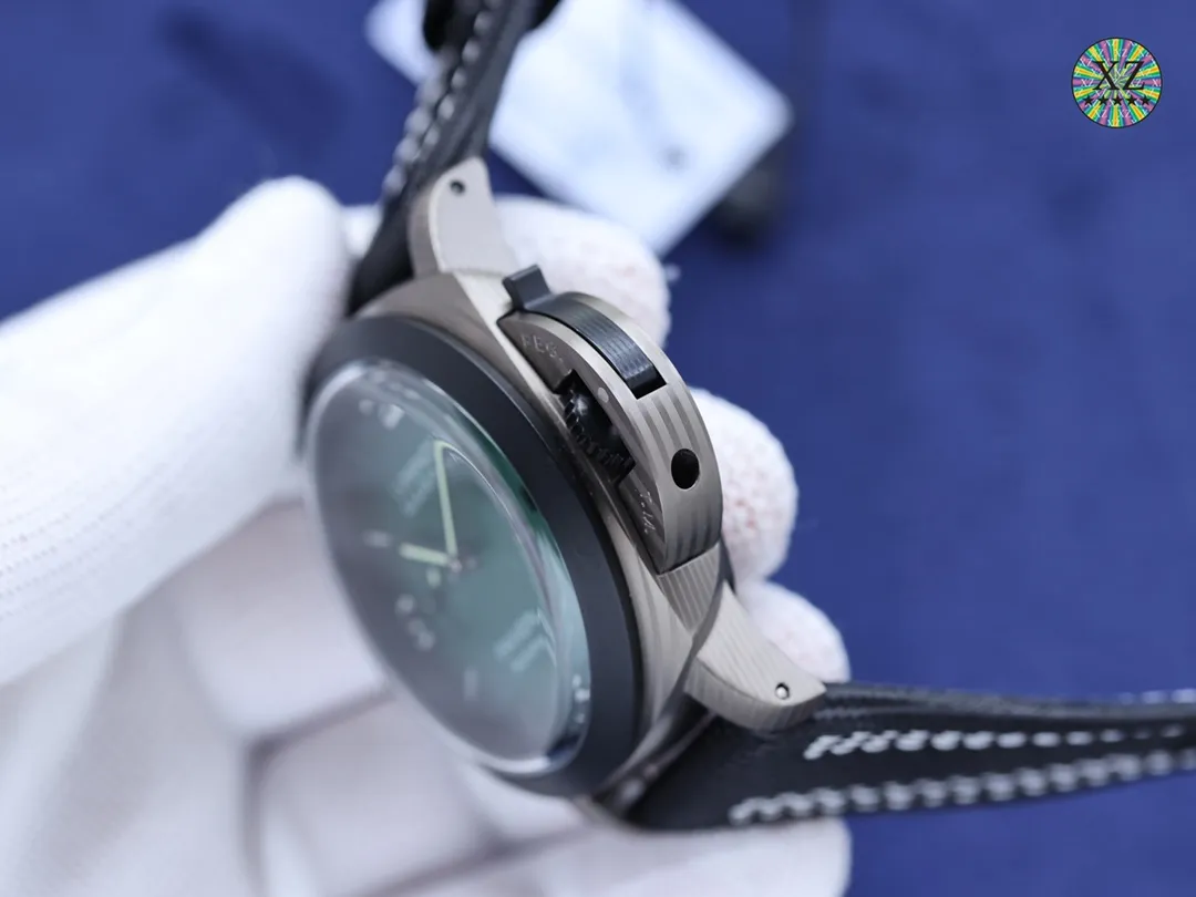 〖Latest V7 version-PAM01070〗Panerai SUBMERSIBLE BMG-TECH™ ─ 47mm Submersible Series Metallic Glass Watch 🔥 Equipped with an original imported 2555 fully automatic mechanical movement ⌚️ Made of Panerai's new material BMG-TECH™, which has ultra-high strength and scratch resistance. In addition, the bezel is made of Carbotech™ material, which has an irregular matte black appearance. Different cutting methods give different appearances. Each watch is unique. The black dial follows the characteristics of the previous LUMINOR 1950 series. The circular scales and hollow hands are highly recognizable, and are covered with Super-LumiNova® super luminous coating to ensure that time information can be read clearly in dark environments. There is a date display window at 3 o'clock and a small seconds dial at 9 o'clock🔥High-end and elegant! Welcome to reprint!