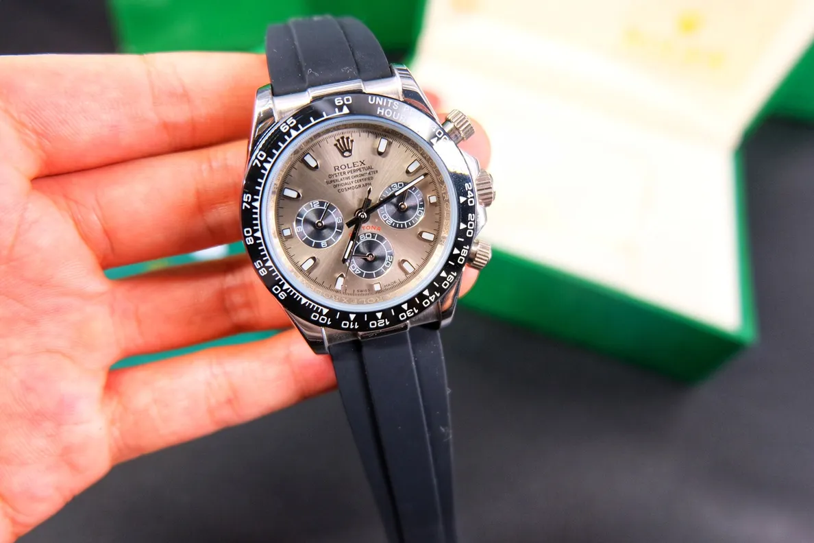 [Foreign trade import] 💰970 Rolex Daytona, Submariner series Automatic mechanical movement, 40 mm, men's Power reserve: 50 hours Case diameter: 40 mm Case material: stainless steel; 316L stainless steel; outer ring black Cerachrom ceramic solid outer ring with tachymeter scale Dial color: black Dial shape: round Dial material: Dial with snail-shaped small seconds dial Glass material: Scratch-resistant sapphire crystal Crown Material: Stainless steel, winding crown; screw-down triple buckle triple waterproof system Strap color: silver Strap material: stainless steel; Oyster, three-row link Clasp type: folding buckle; Oyster insurance discount with 5mm easy-adjustable link extension system buckle Material: stainless steel Back: dense bottom, screw-in bottom cover deep waterproof Speed: 200-meter automatic mechanical movement, 40 mm, diameter: 40 mm Case material: stainless steel; 316L stainless steel; outer ring black Cerachrom ceramic solid outer ring with tachymeter scale Dial color: black Dial shape: round Dial material: Dial with snail-shaped small seconds dial Mirror material: scratch-resistant sapphire crystal Crown material: Stainless steel, winding crown; screw-in triple buckle triple waterproof system Strap color: silver Strap material: stainless steel; Oyster, three-row link Clasp type: folding buckle; Oyster insurance discount with 5mm easy-adjustable link extension system clasp Material: stainless steel Back: dense bottom, screw-in bottom cover Waterproof depth: 200 meters